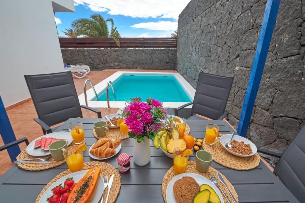 Сasa de vacaciones Maria Del Mar 2 Minutes To Supermarkets, 10 Minutes To Marina Rubicon, Pool, High Speed Wifi