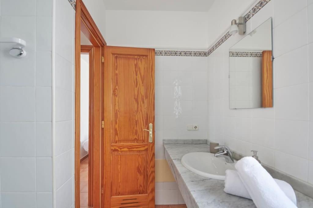 Maria Del Mar 2 Minutes To Supermarkets, 10 Minutes To Marina Rubicon, Pool, High Speed Wifi *