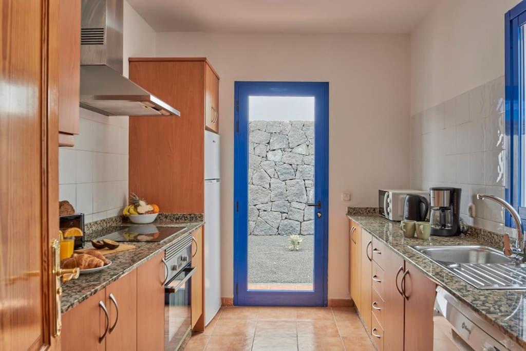 Maria Del Mar 2 Minutes To Supermarkets, 10 Minutes To Marina Rubicon, Pool, High Speed Wifi *