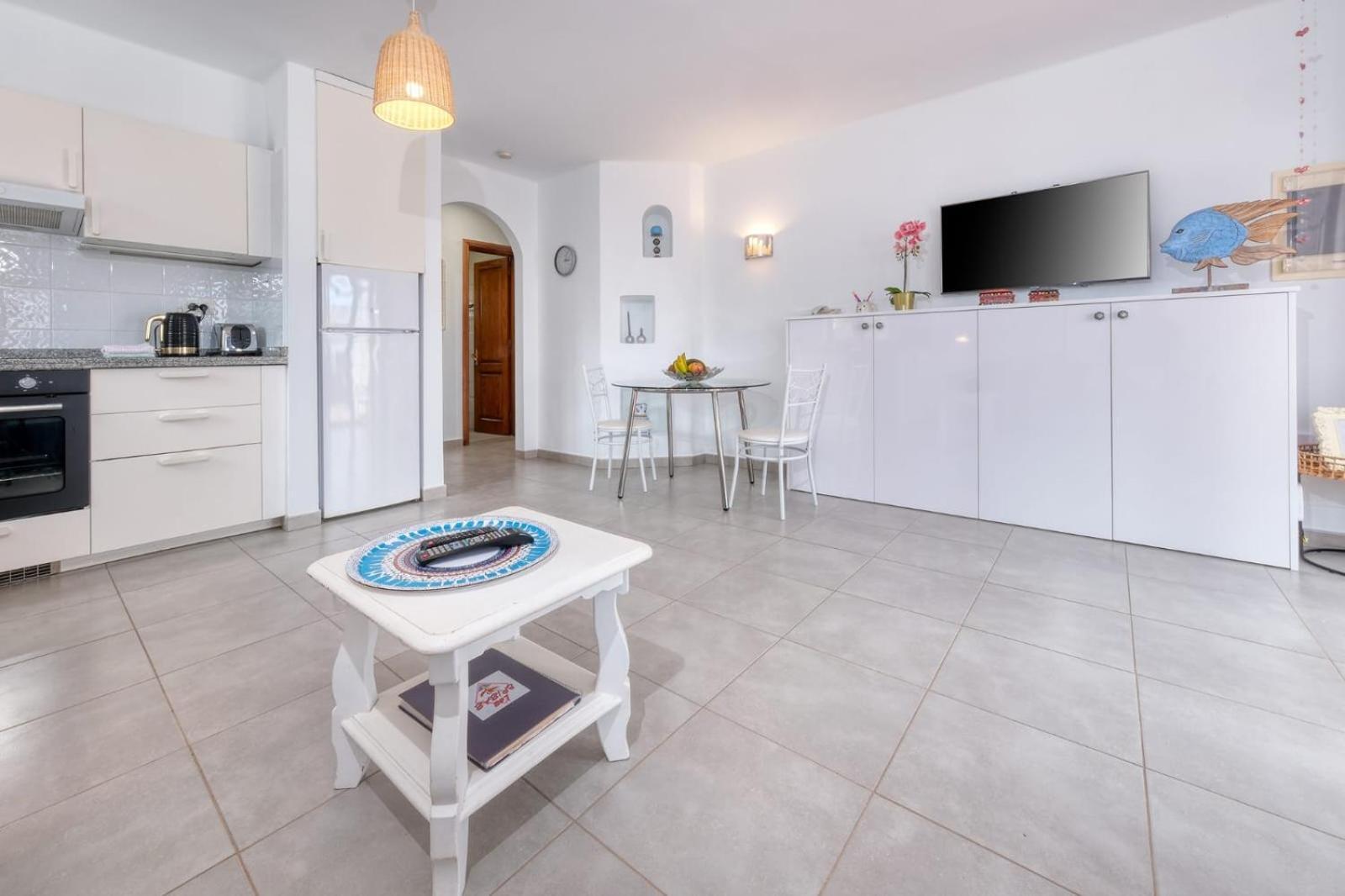 Brisas Complex, 104