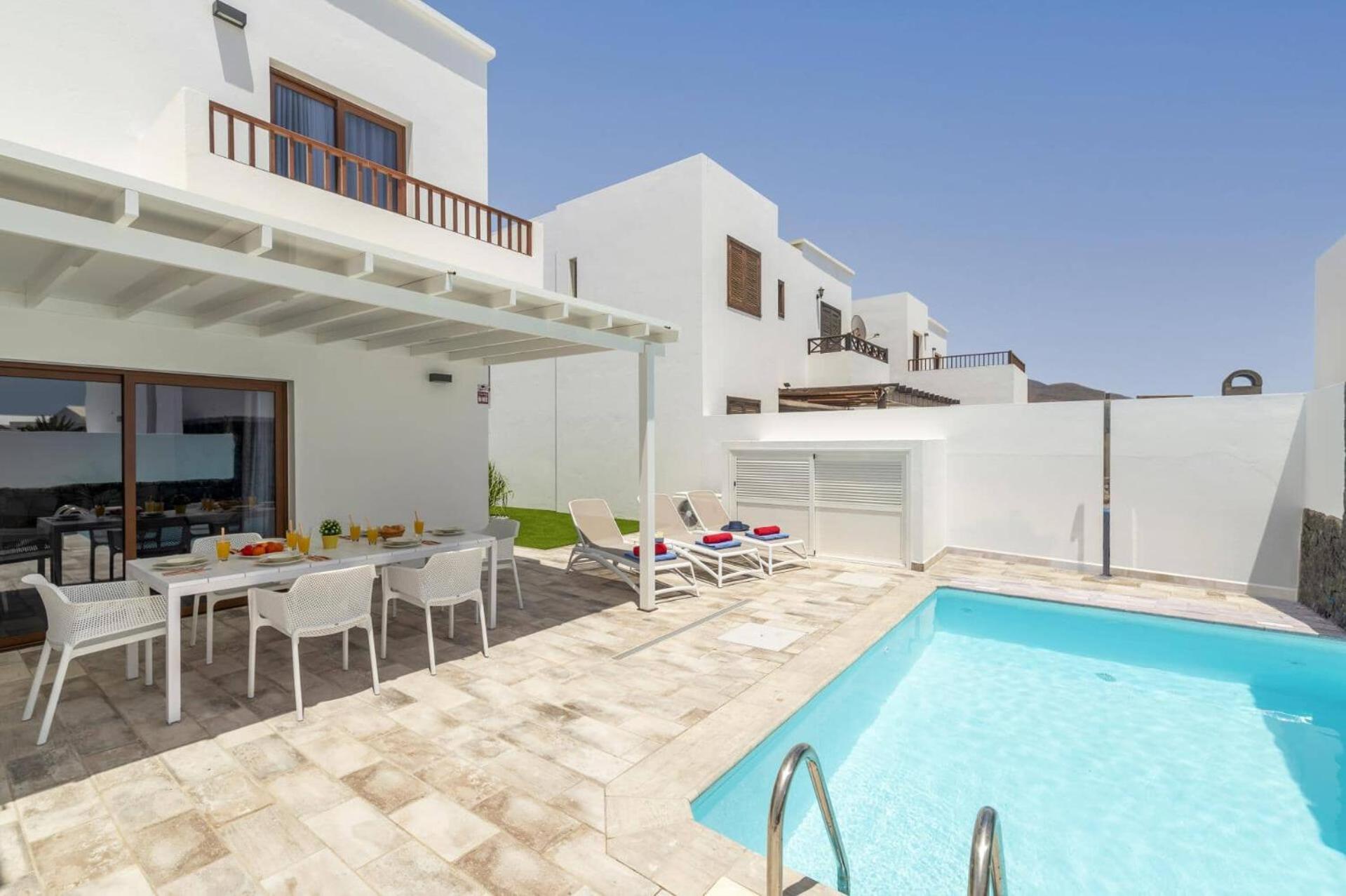 Villa Omura By *