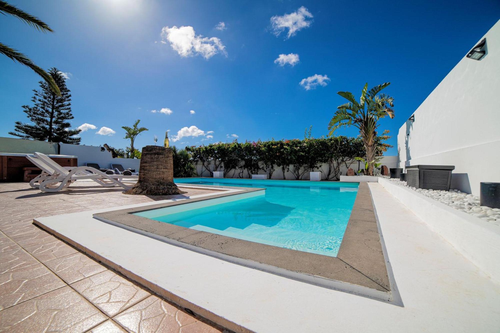 Beautiful 2 Bedrooms Heavenly Lotus Private Pool Close To Amenities Lanzarote Villa *