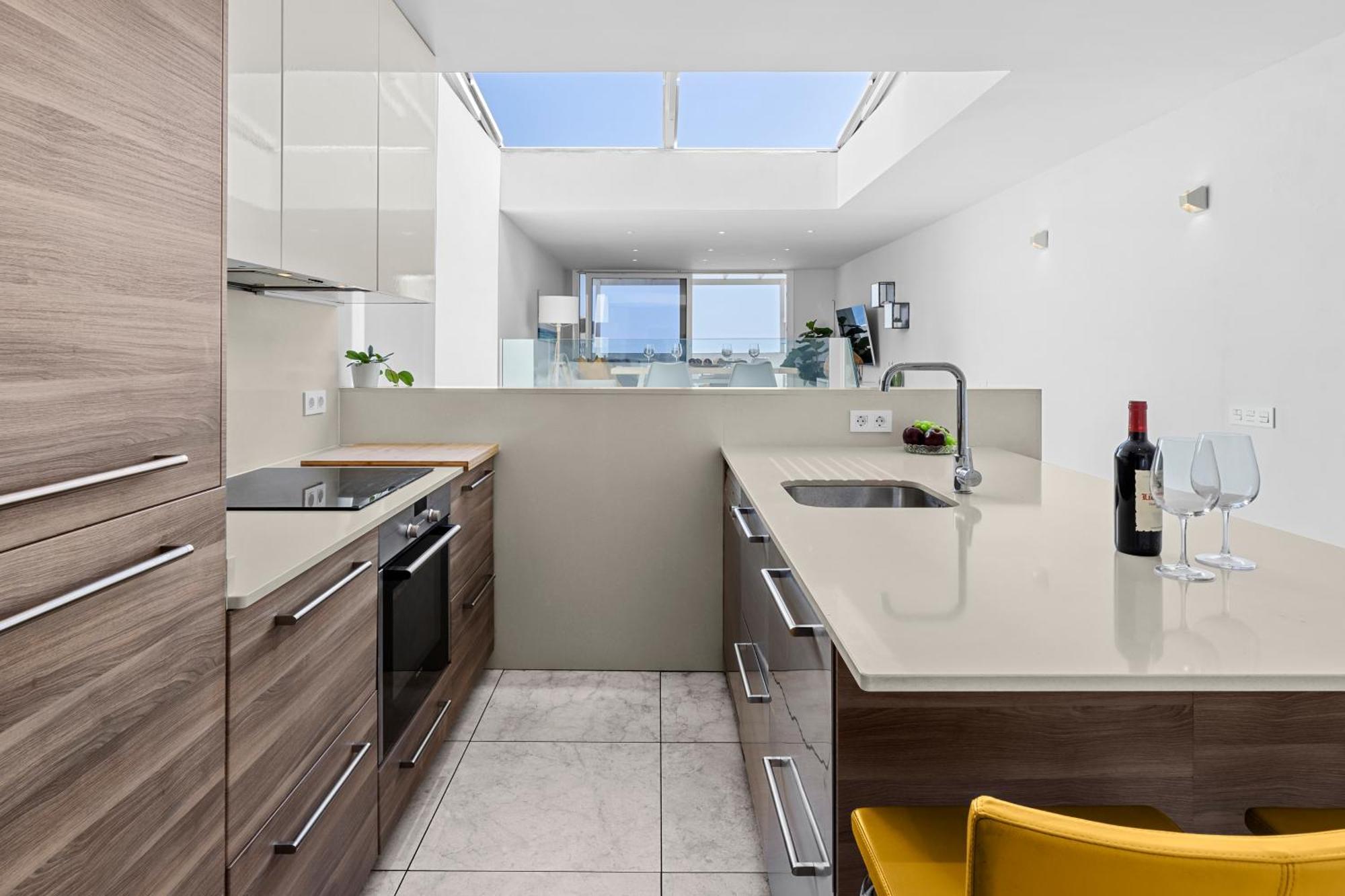 Stunning 2 Bedroom Duplex Close To Main With Seaviews Apartment *