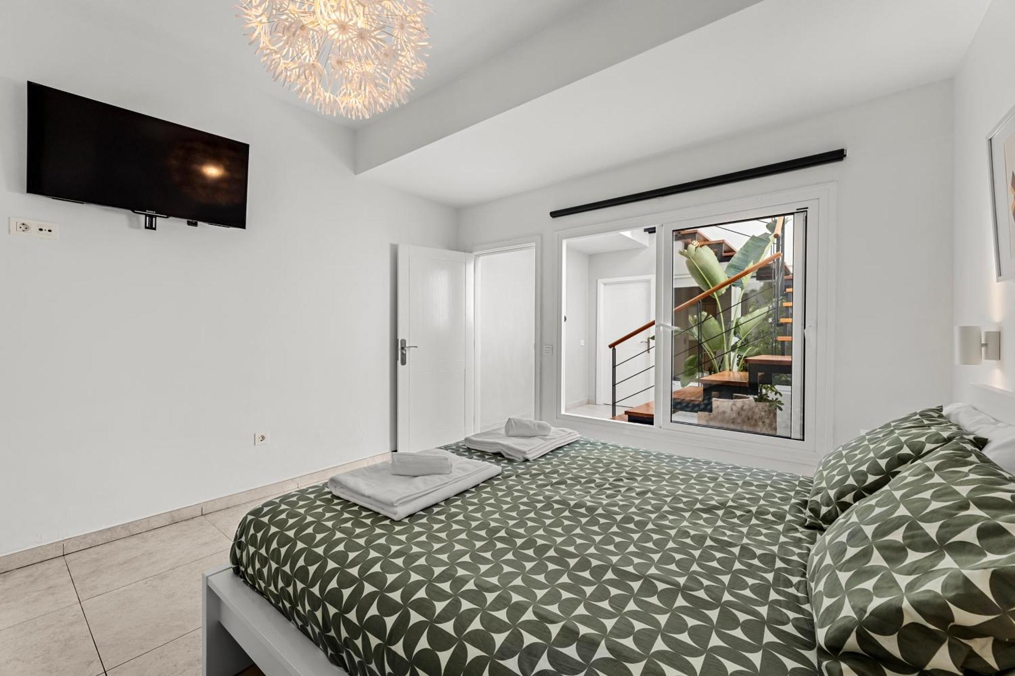 Stunning 2 Bedroom Duplex Close To Main With Seaviews *