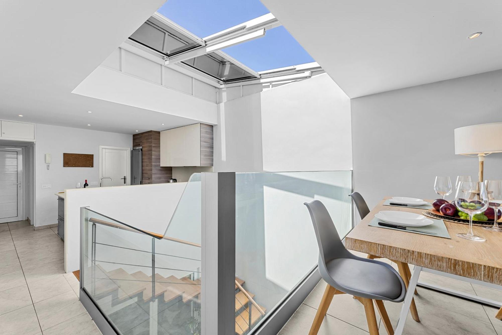 Apartment Stunning 2 Bedroom Duplex Close To Main With Seaviews