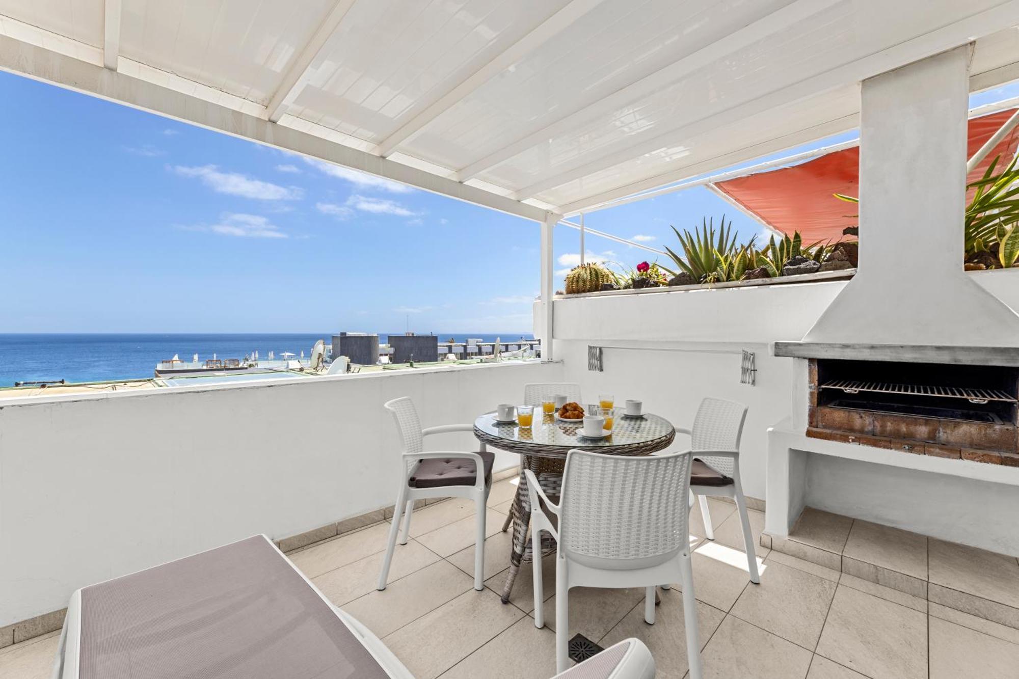 Stunning 2 Bedroom Duplex Close To Main With Seaviews *