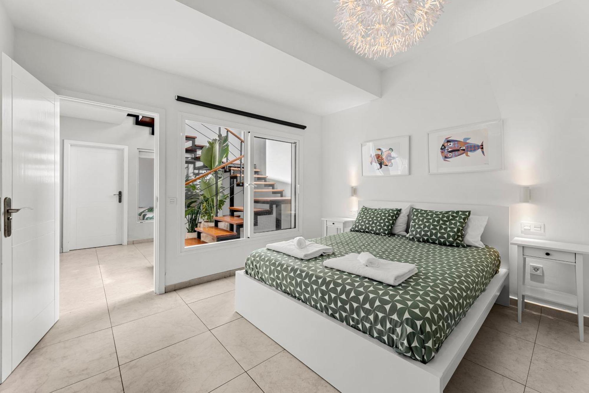 Stunning 2 Bedroom Duplex Close To Main With Seaviews *