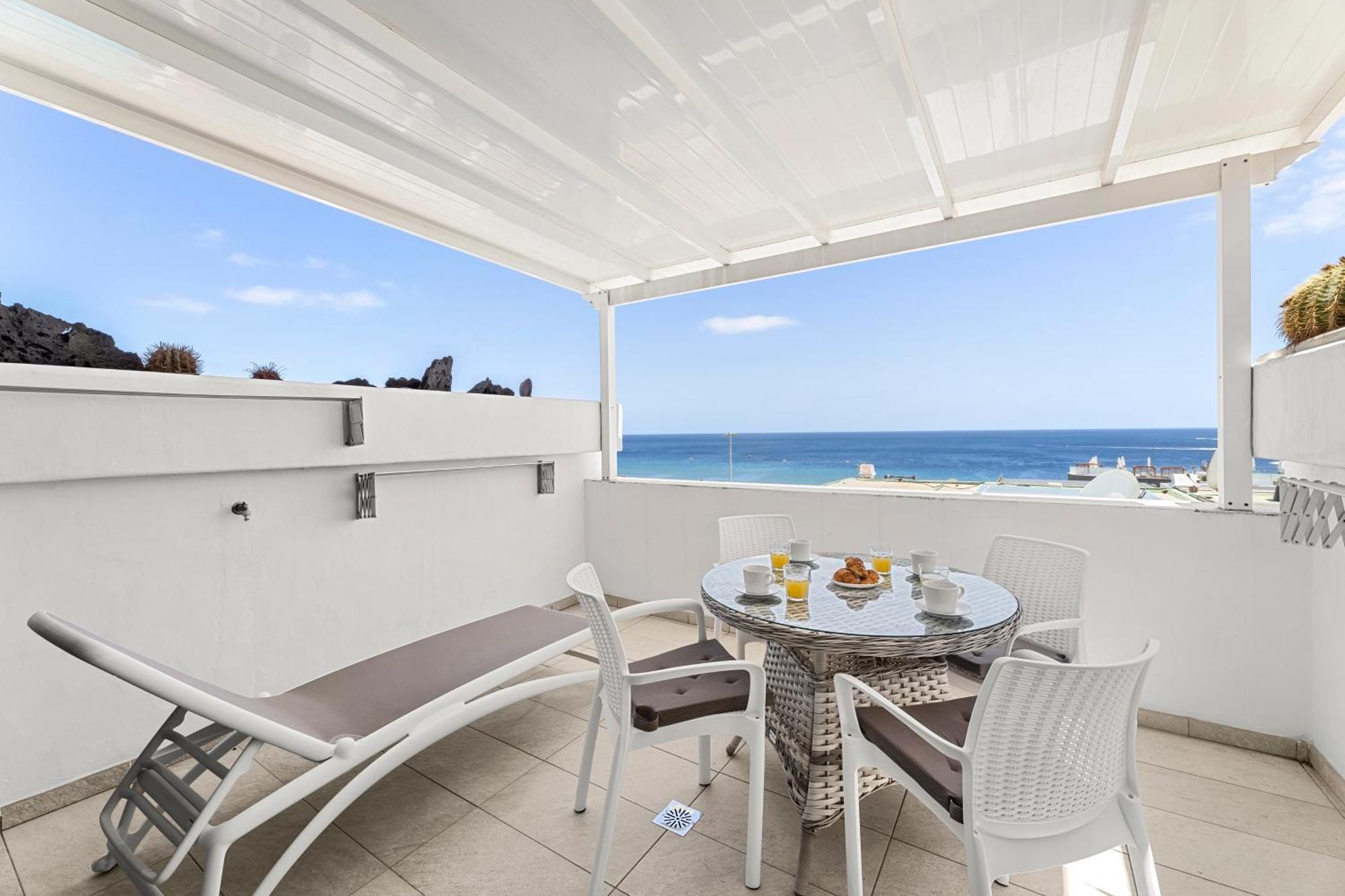 Apartment Stunning 2 Bedroom Duplex Close To Main With Seaviews