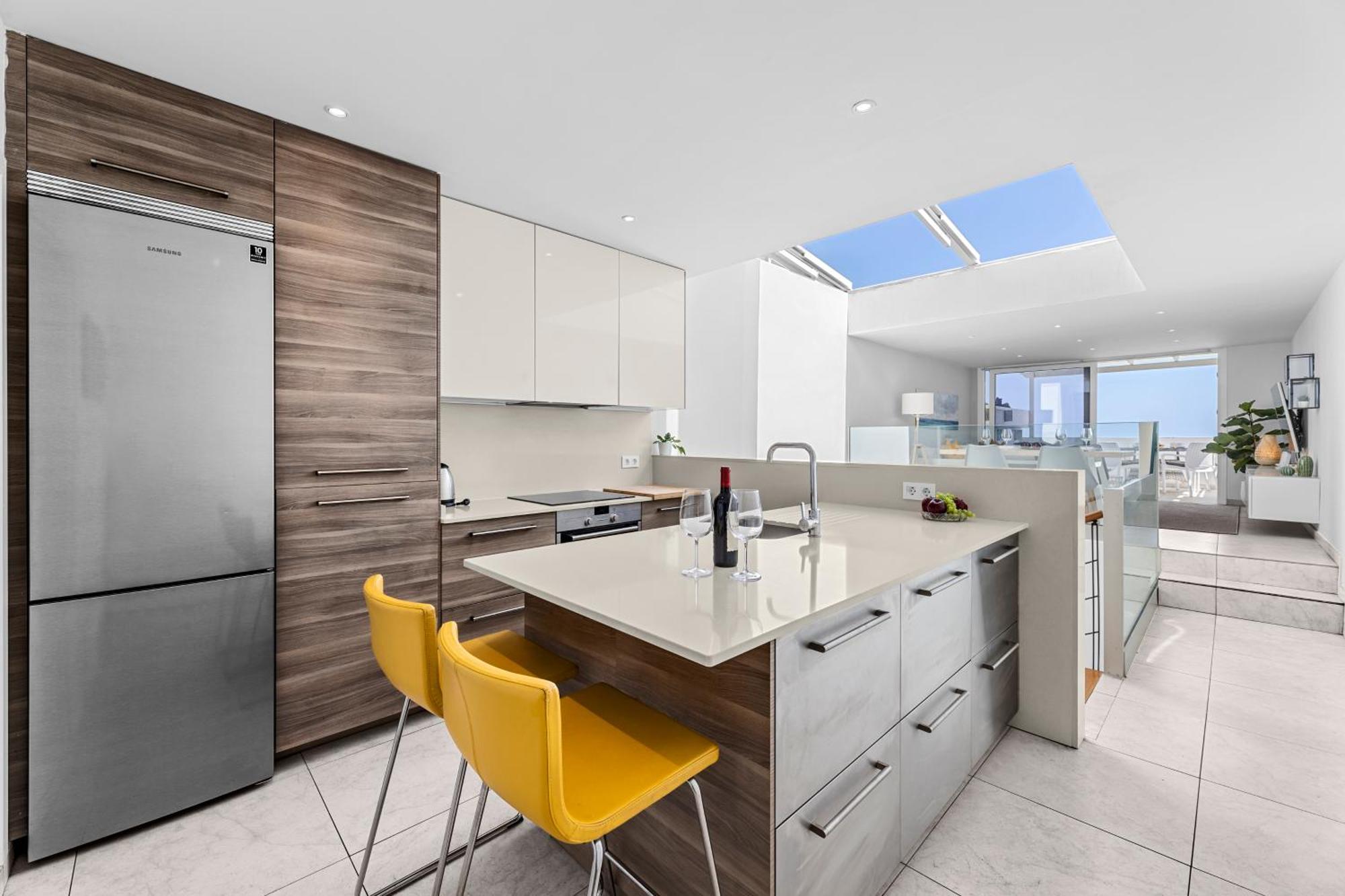 Stunning 2 Bedroom Duplex Close To Main With Seaviews Apartment