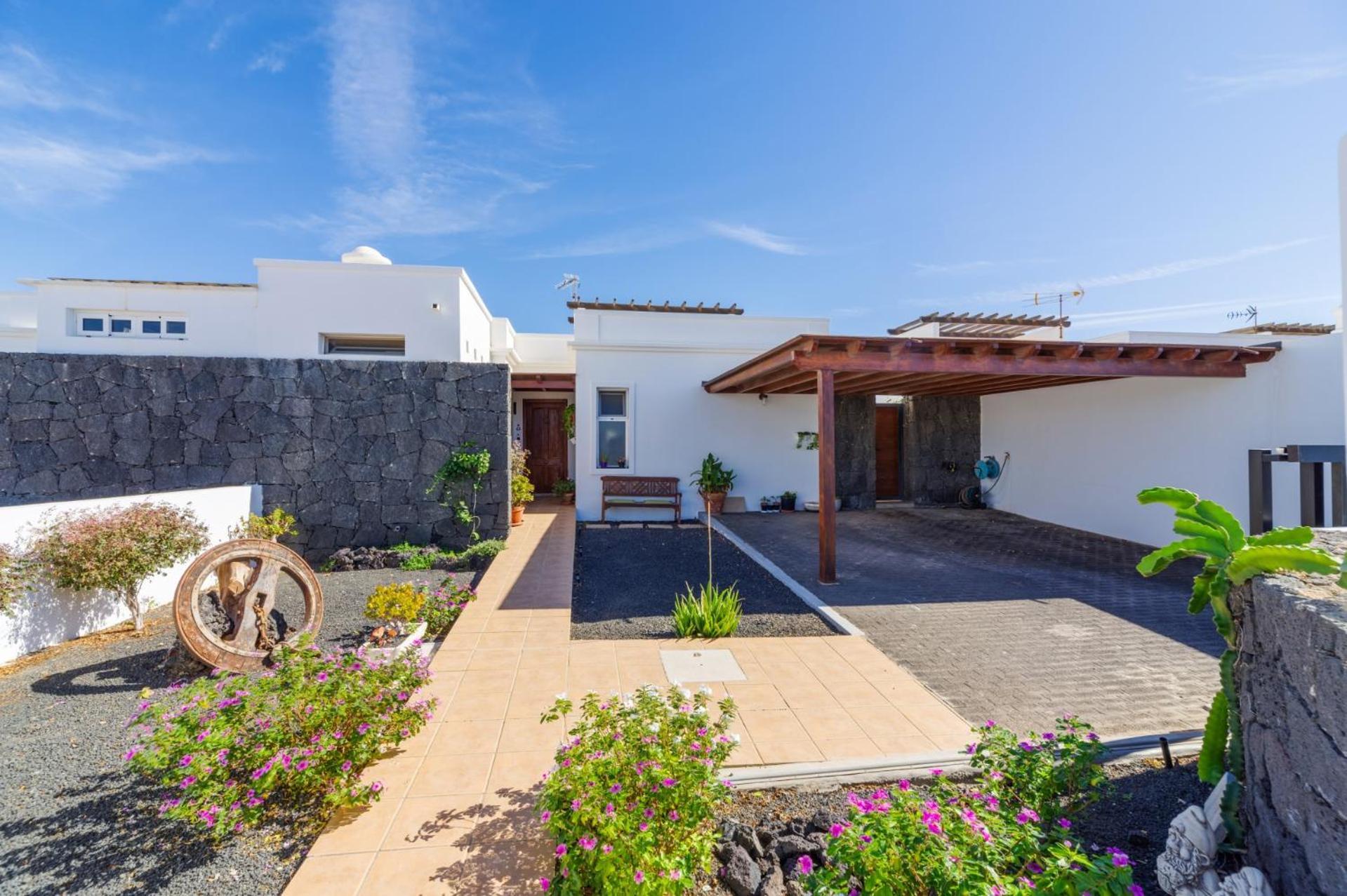 Villa Arisen By *