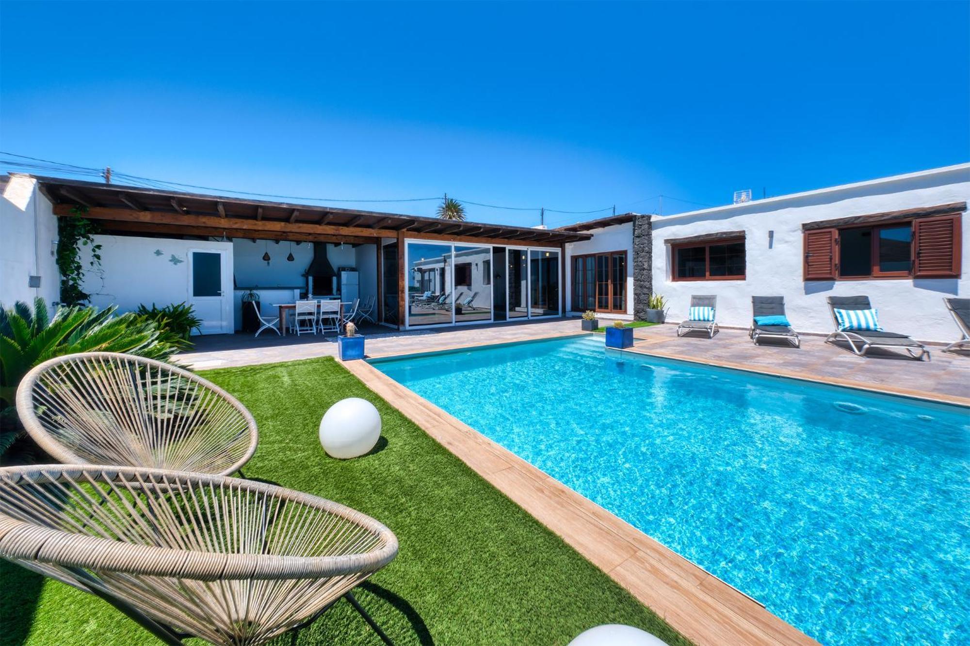 Macher Piscina Y Bar Piscina Tias