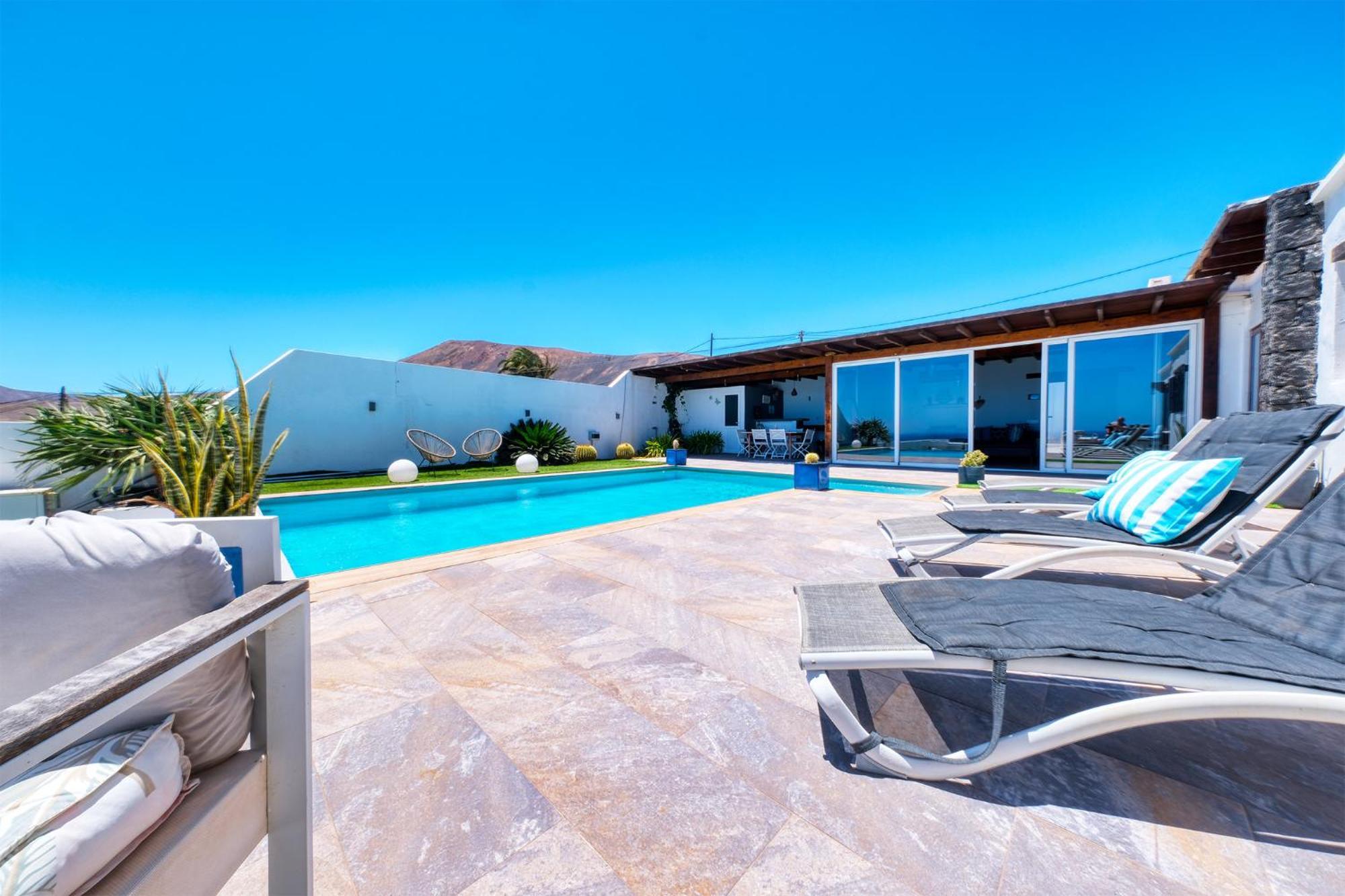 Macher Piscina Y Bar Piscina