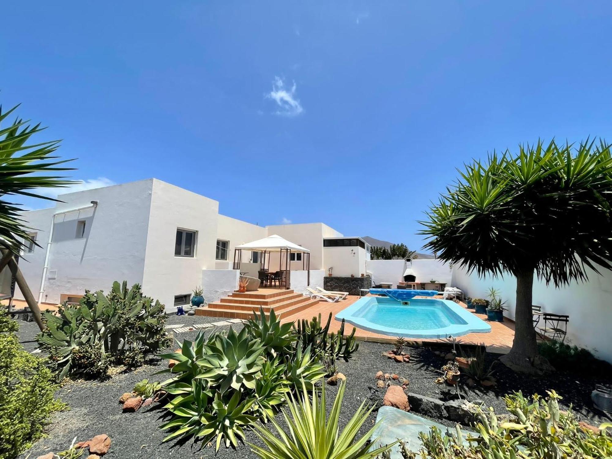 Villa Beautiful Spacious In *