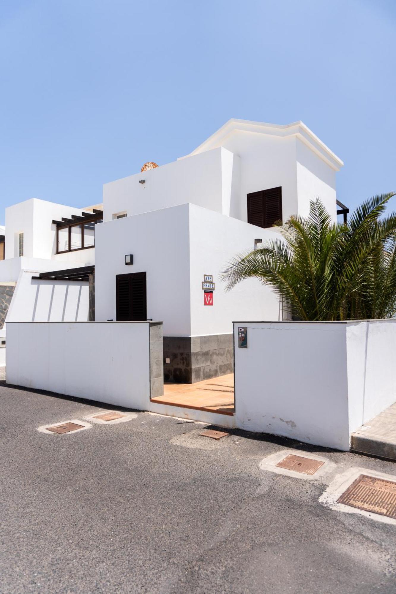 Beautiful And Luxurious With Heated Pool And Free Wi-fi In Playa Blanca. Villa