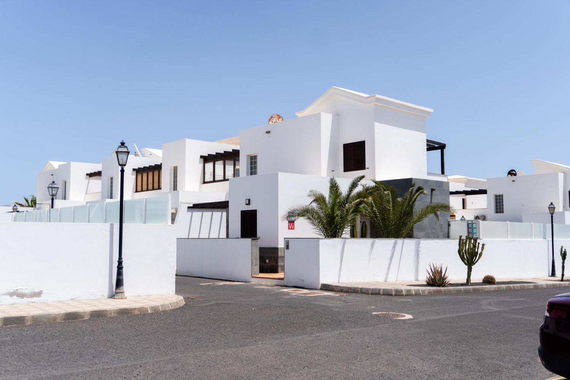Beautiful And Luxurious With Heated Pool And Free Wi-fi In Playa Blanca.