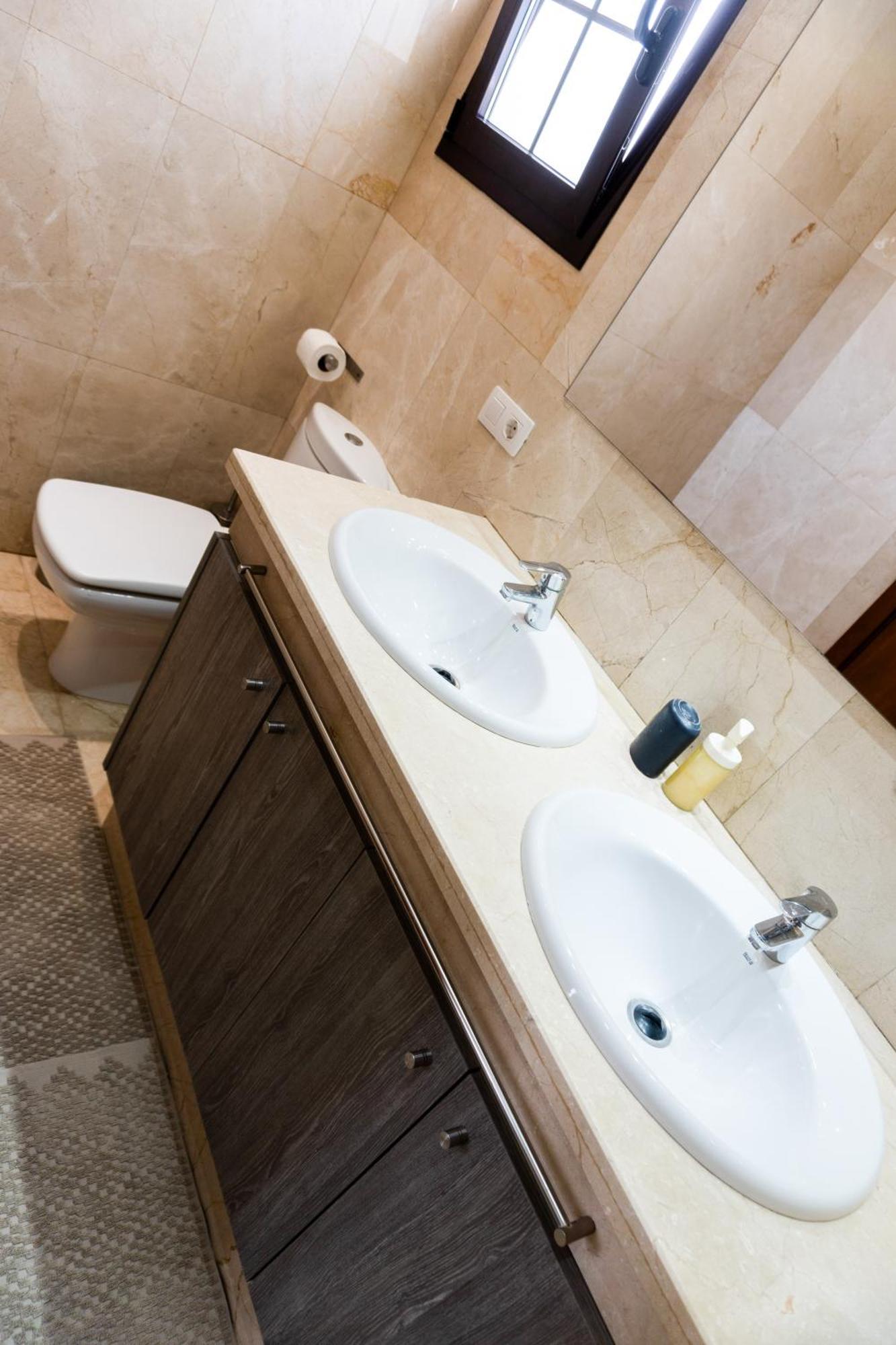 Beautiful And Luxurious With Heated Pool And Free Wi-fi In Playa Blanca. Villa