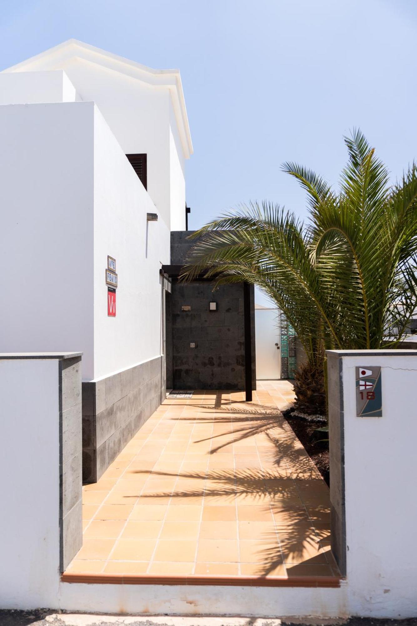 Beautiful And Luxurious With Heated Pool And Free Wi-fi In Playa Blanca. Villa *