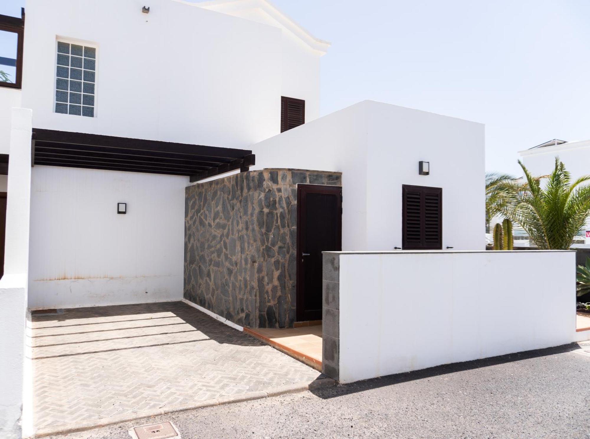 Beautiful And Luxurious With Heated Pool And Free Wi-fi In Playa Blanca. *