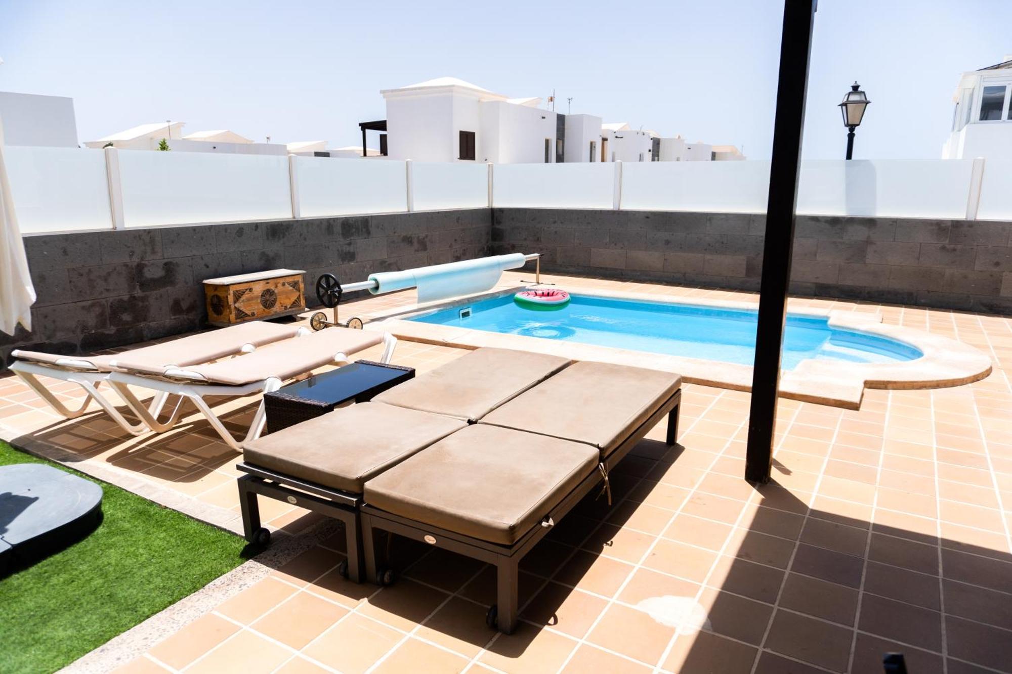 Beautiful And Luxurious With Heated Pool And Free Wi-fi In Playa Blanca.
