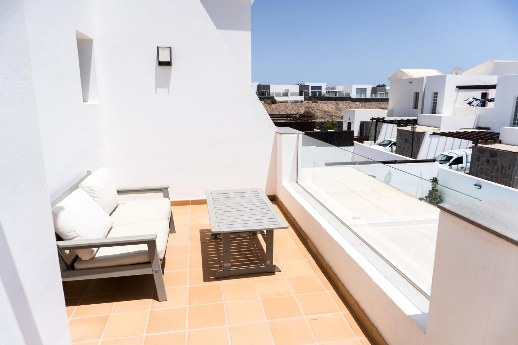 Beautiful And Luxurious With Heated Pool And Free Wi-fi In Playa Blanca. Villa