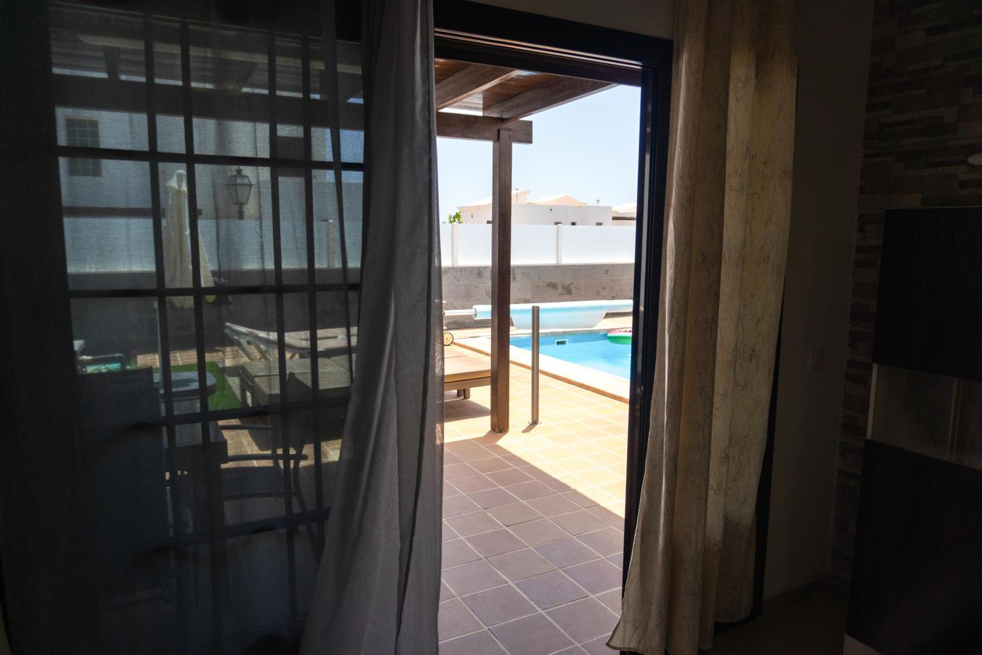 Beautiful And Luxurious With Heated Pool And Free Wi-fi In Playa Blanca. Villa *