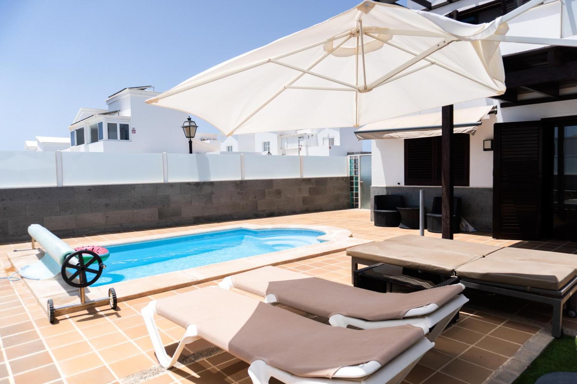 Villa Beautiful And Luxurious With Heated Pool And Free Wi-fi In Playa Blanca. *
