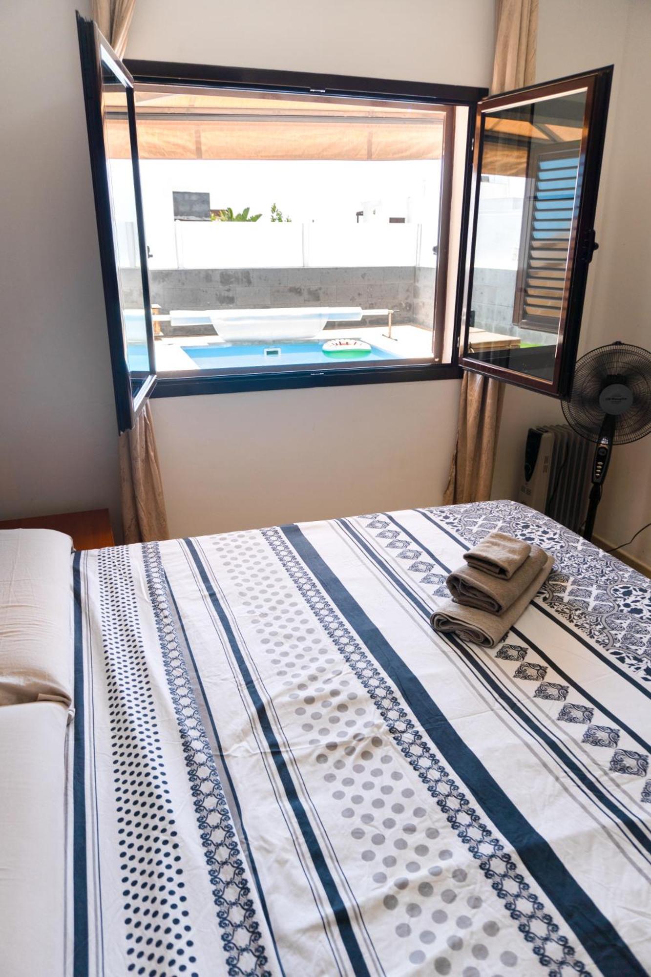Beautiful And Luxurious With Heated Pool And Free Wi-fi In Playa Blanca. Villa