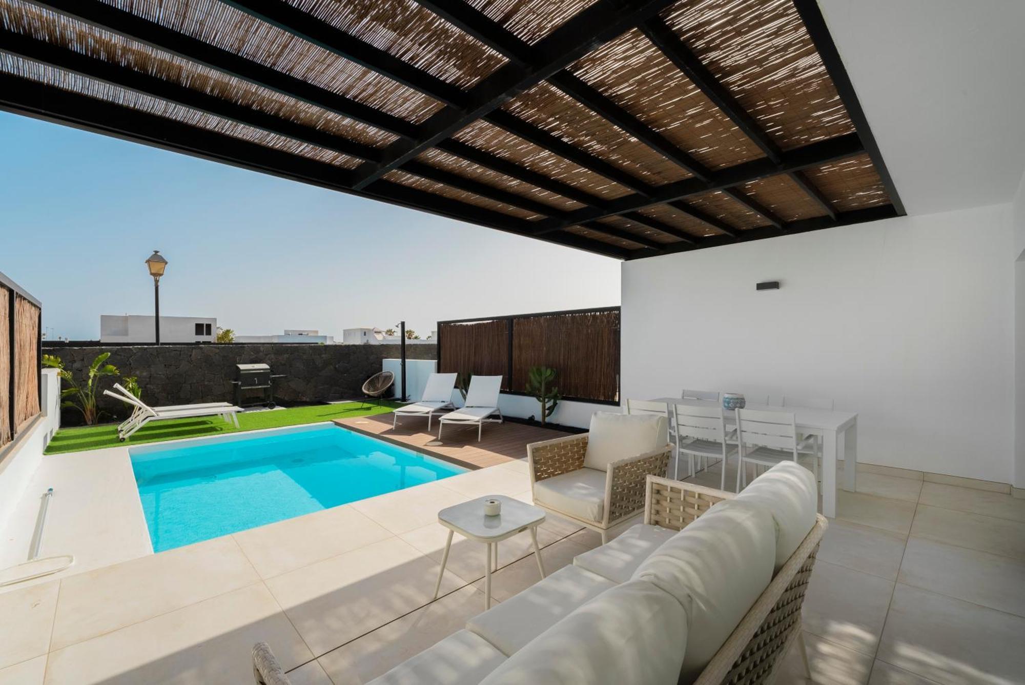Desi Relaxing With Private Pool Playa Blanca (Lanzarote)