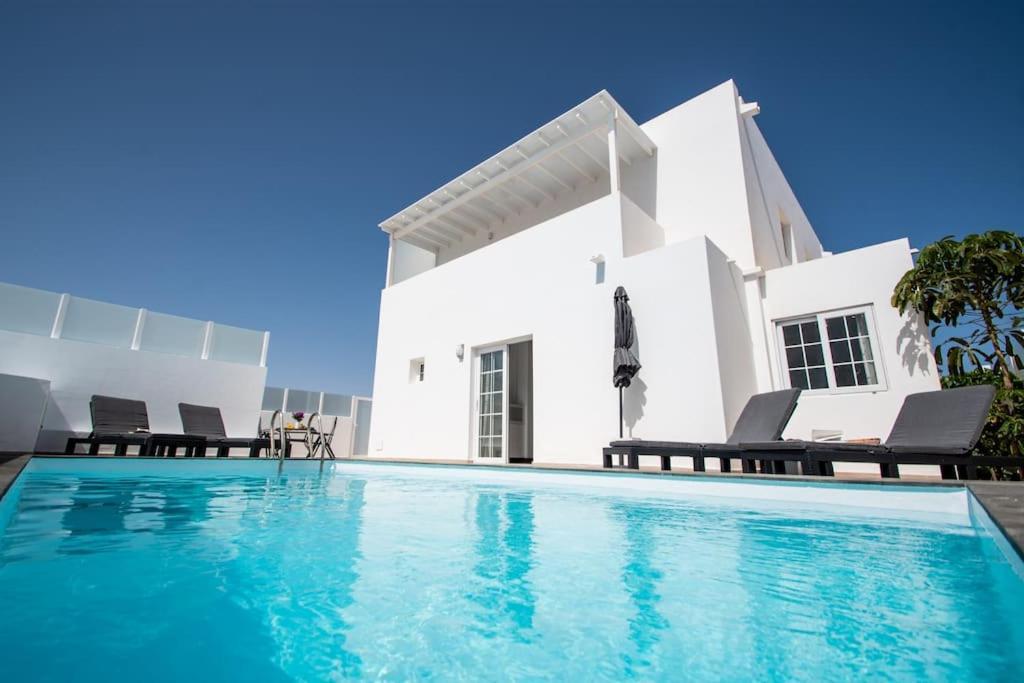 Casa Leize Piscina Climatizada, Vistas & Ac 10 Minutes Walk From Marina Rubicon