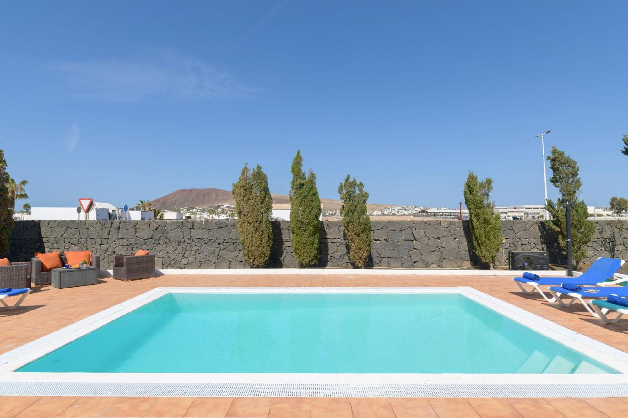Vista De La Montana Playa Blanca (Lanzarote)
