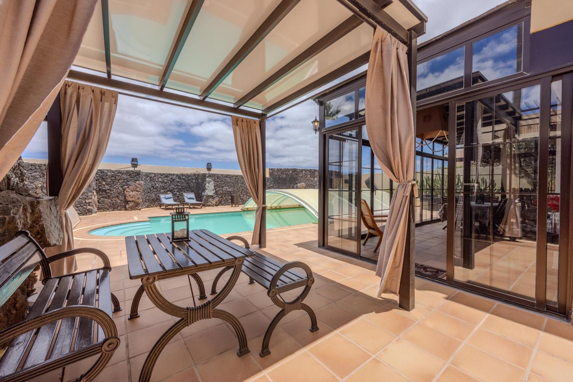 Luxury Canarian With Large Pool In Costa Teguise
