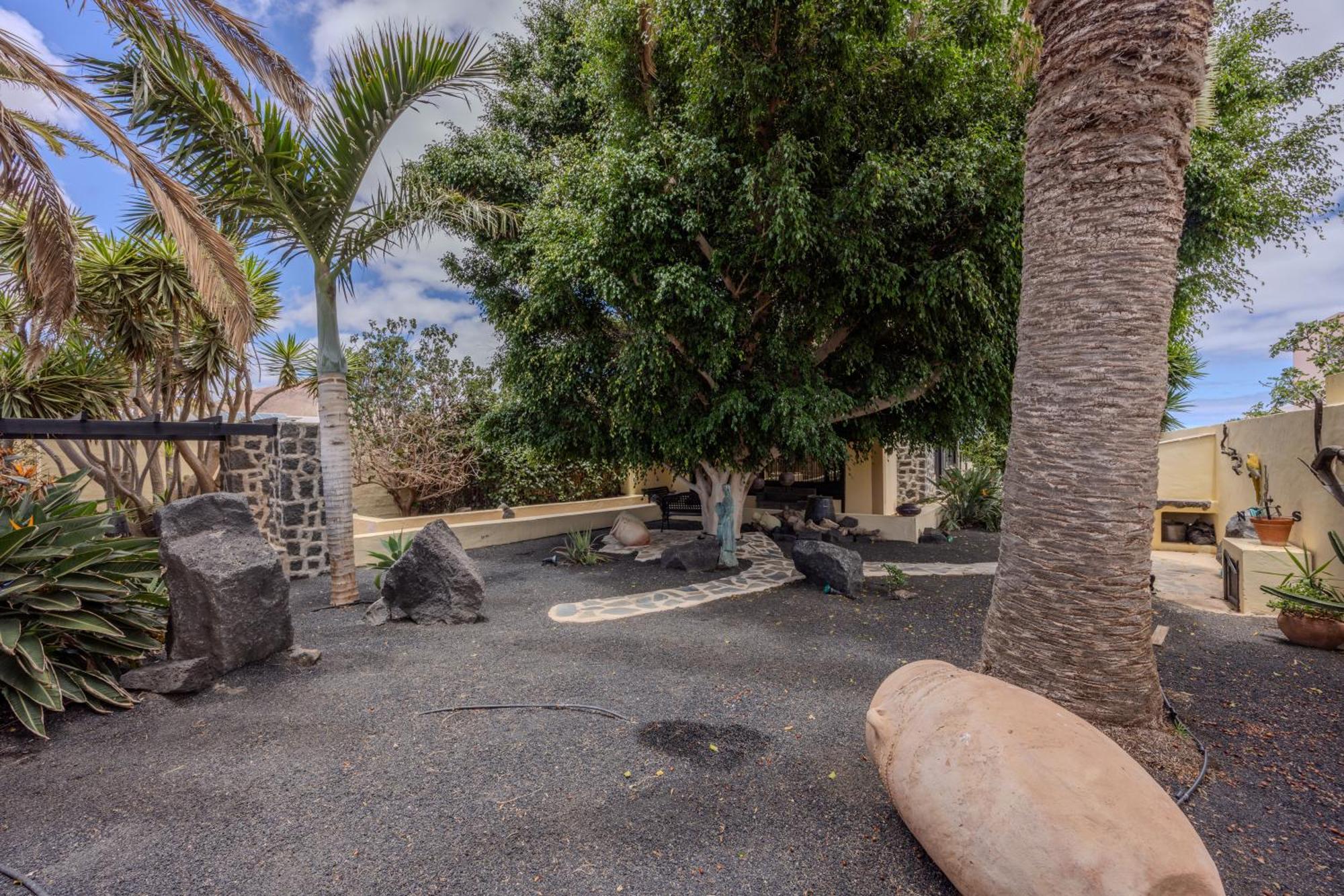 Luxury Canarian With Large Pool In Costa Teguise Apartment
