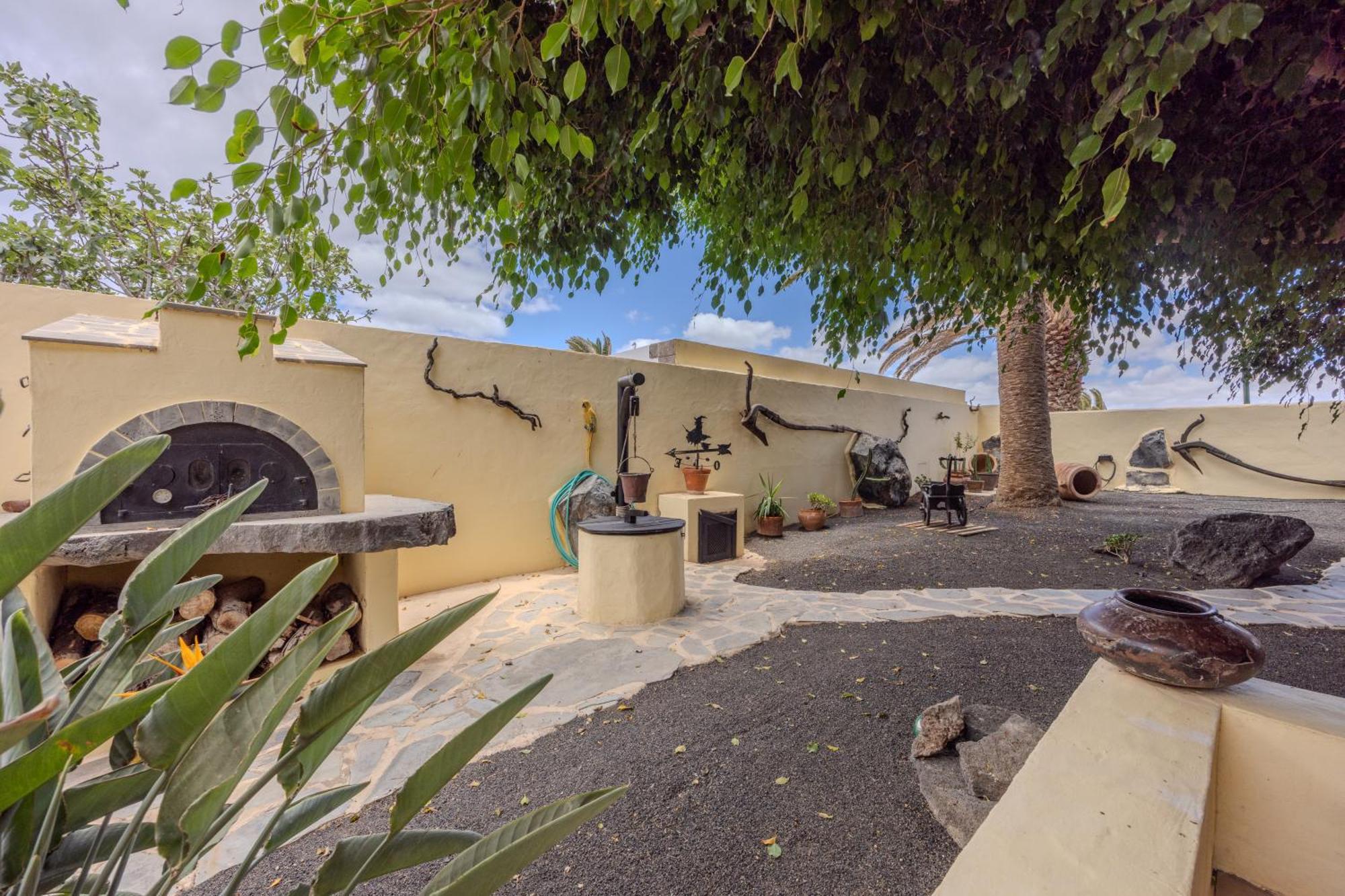 Luxury Canarian With Large Pool In Costa Teguise Apartment *