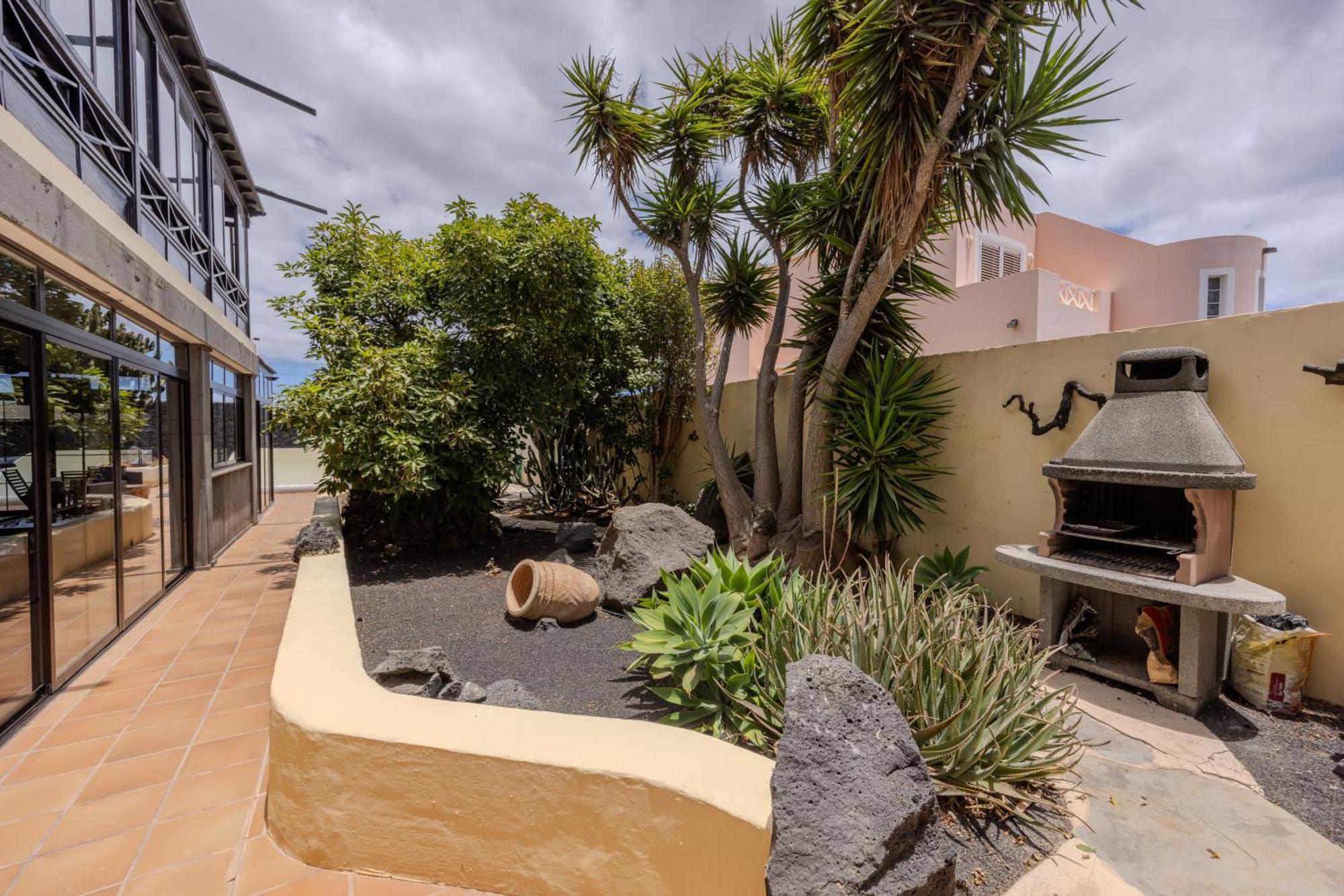Luxury Canarian With Large Pool In Costa Teguise *