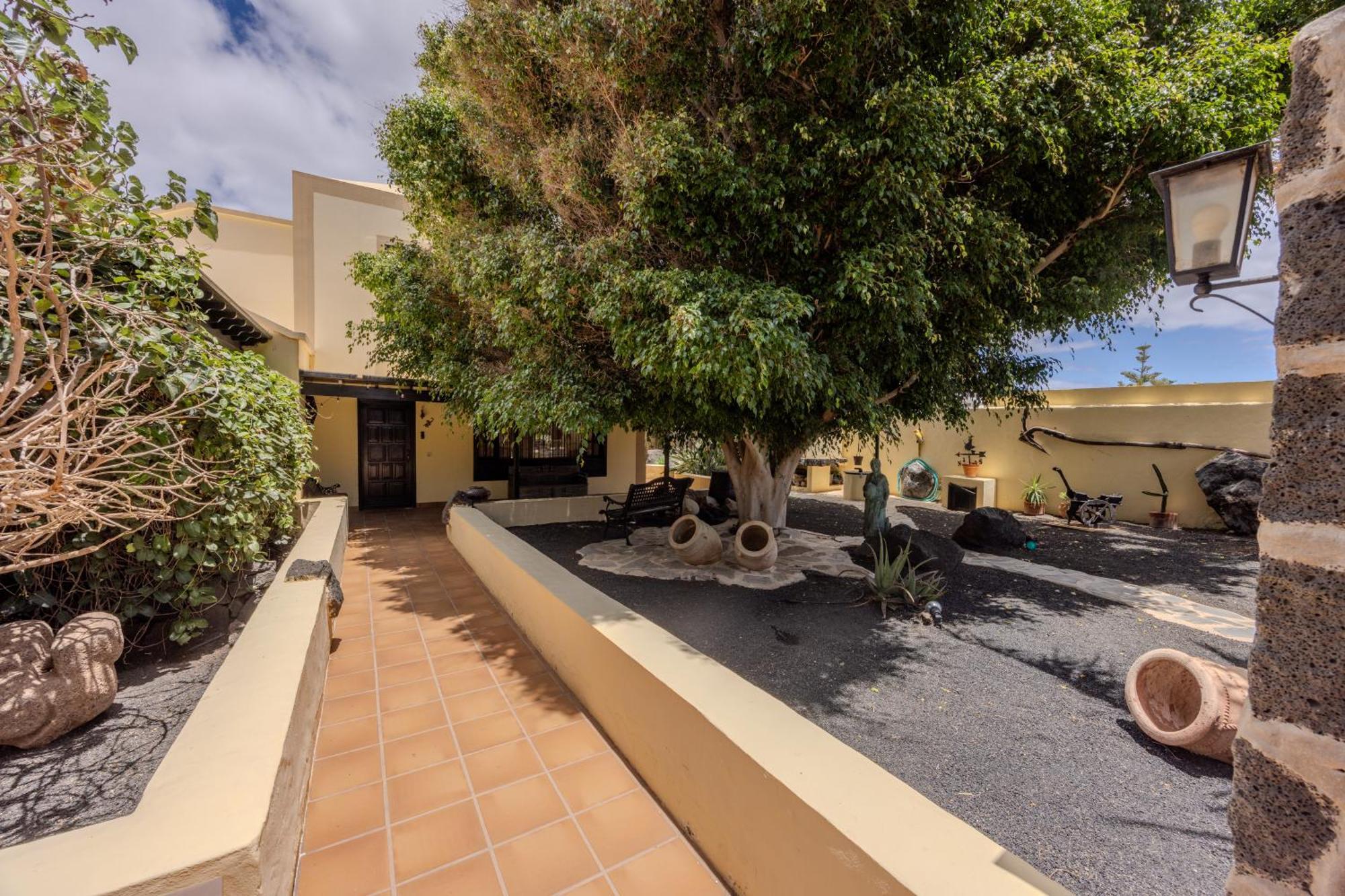 Luxury Canarian With Large Pool In Costa Teguise Apartment *