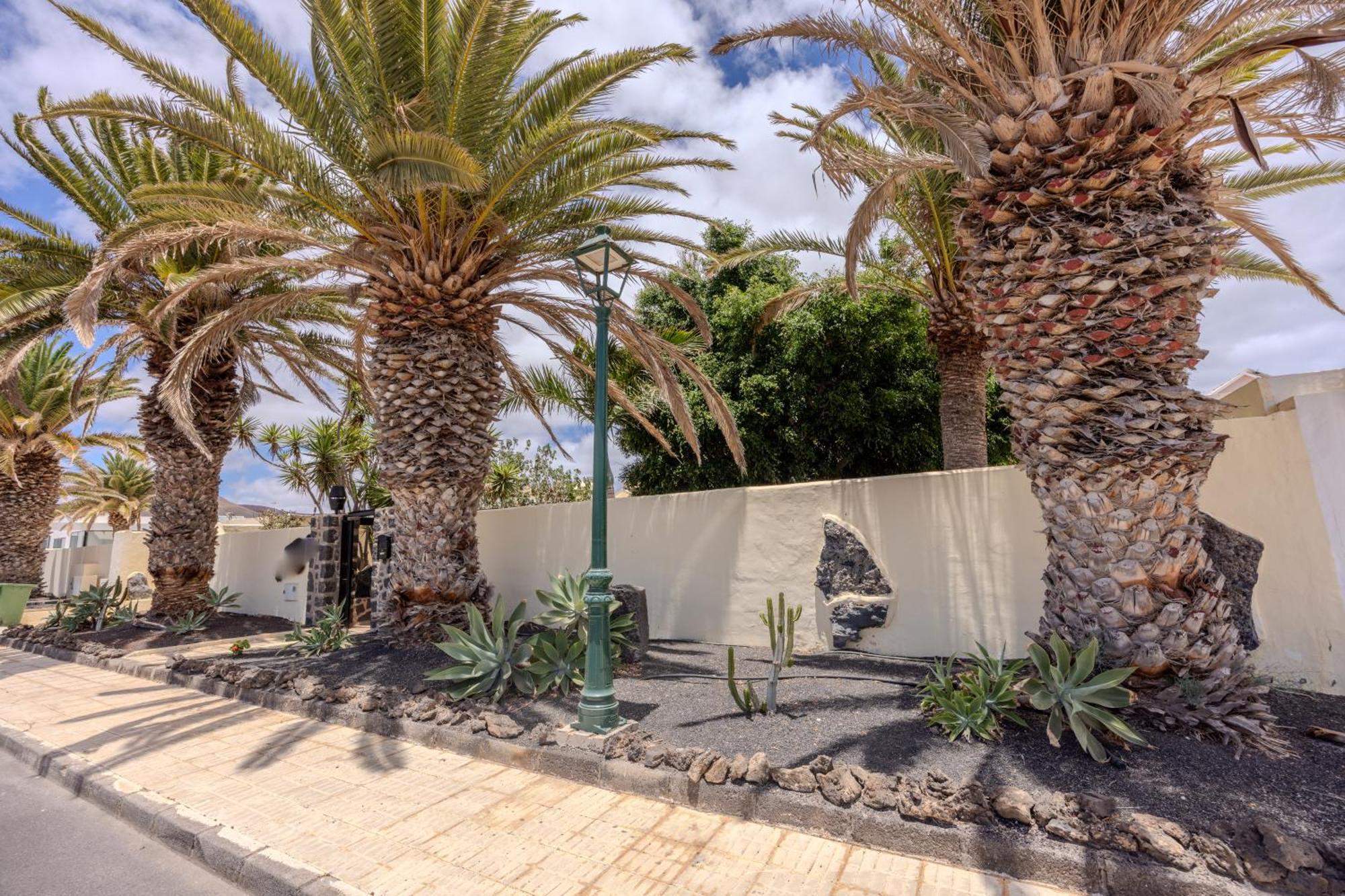 Apartment Luxury Canarian With Large Pool In Costa Teguise Teguise (Lanzarote)