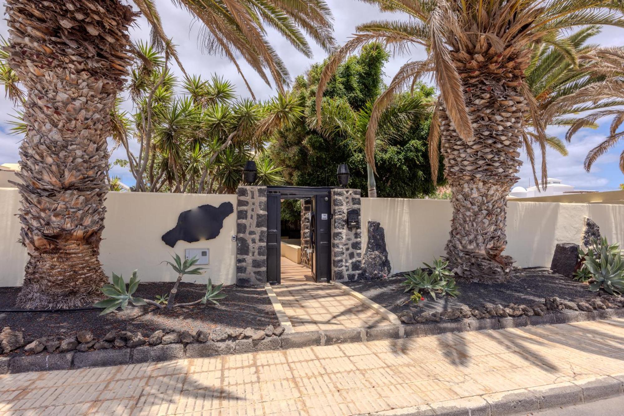 Apartment Luxury Canarian With Large Pool In Costa Teguise