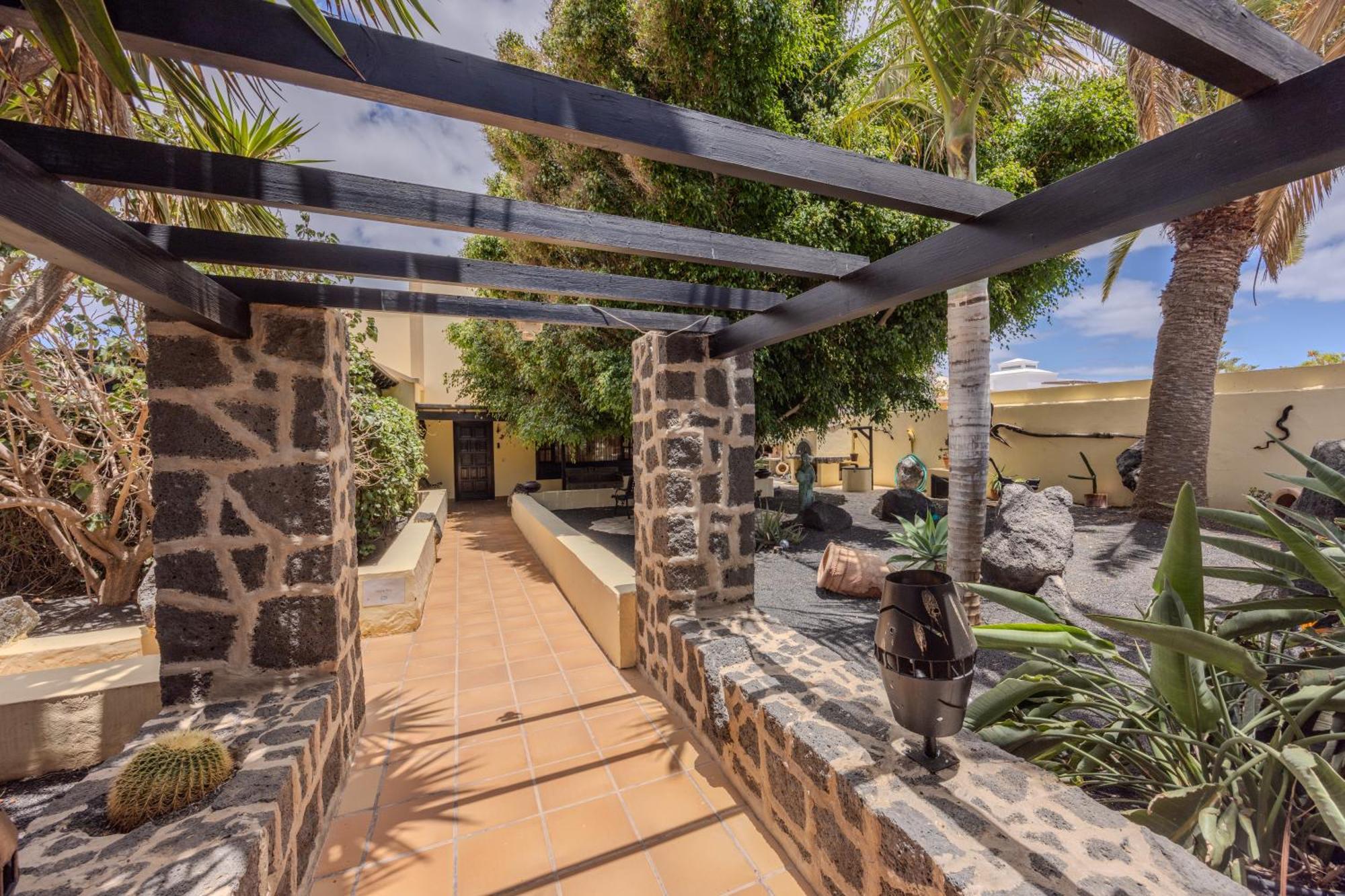 Apartment Luxury Canarian With Large Pool In Costa Teguise Teguise (Lanzarote)