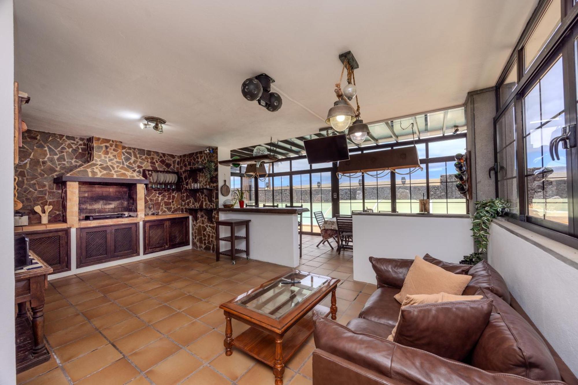 Luxury Canarian With Large Pool In Costa Teguise *