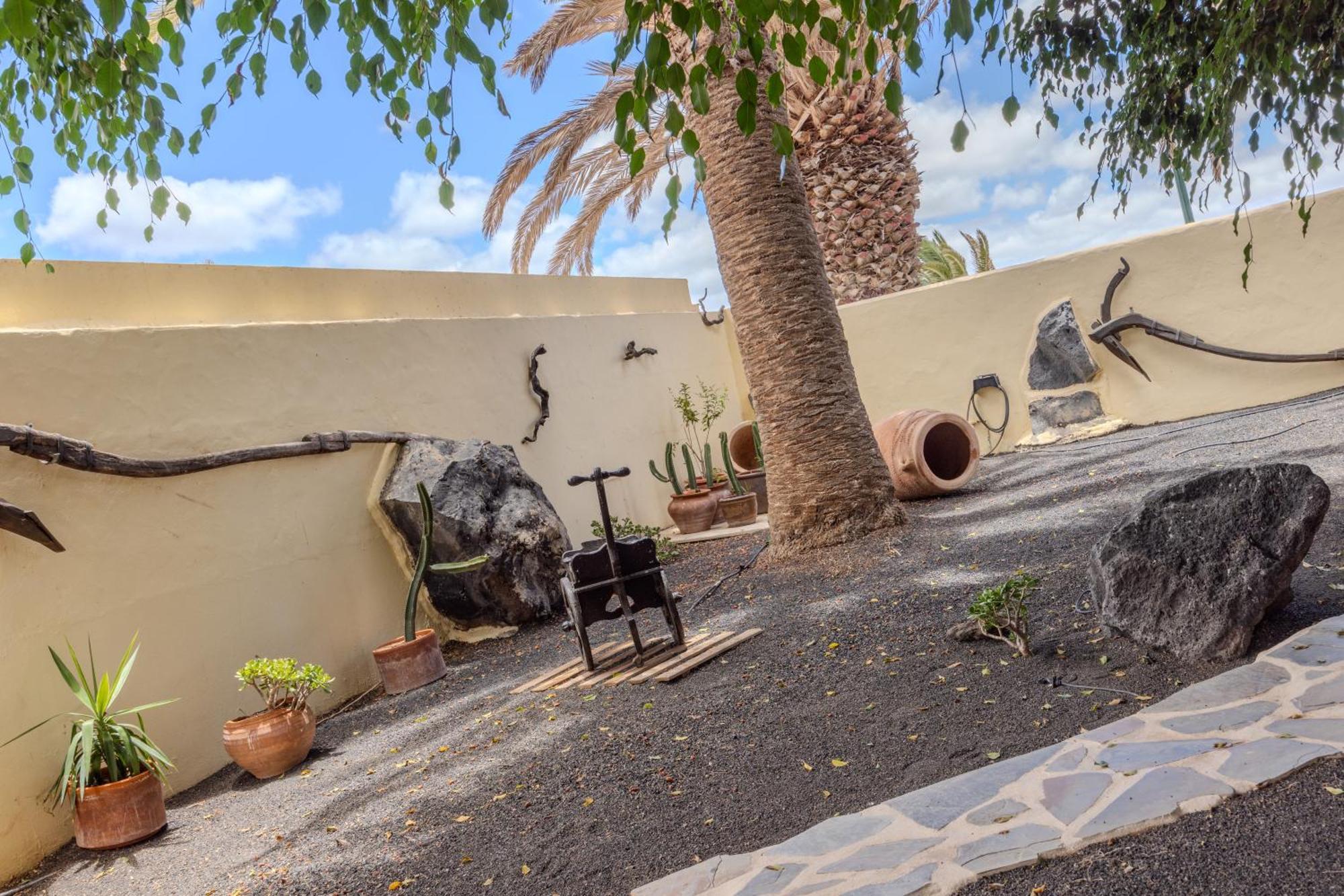 Luxury Canarian With Large Pool In Costa Teguise Apartment Teguise (Lanzarote)