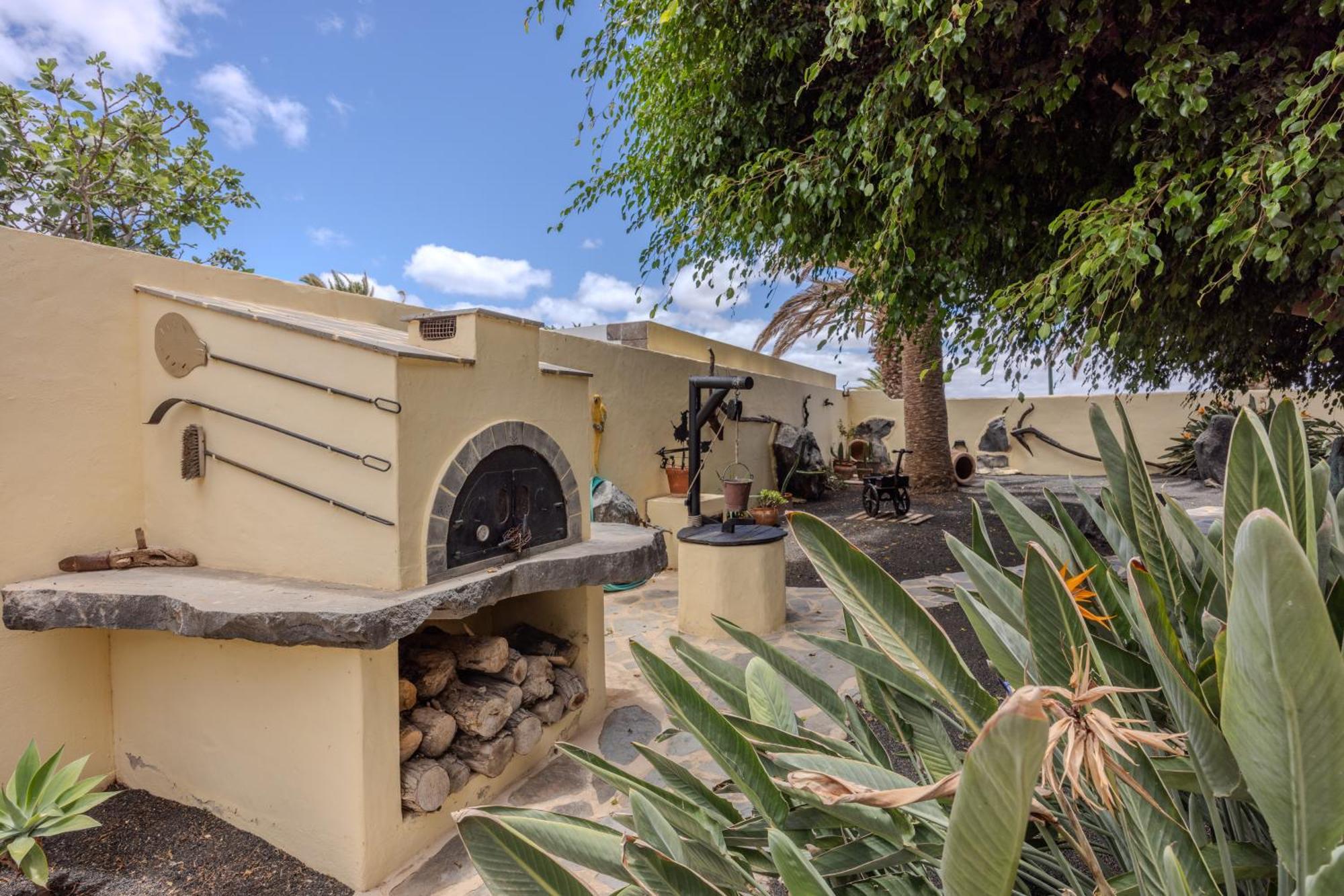Luxury Canarian With Large Pool In Costa Teguise