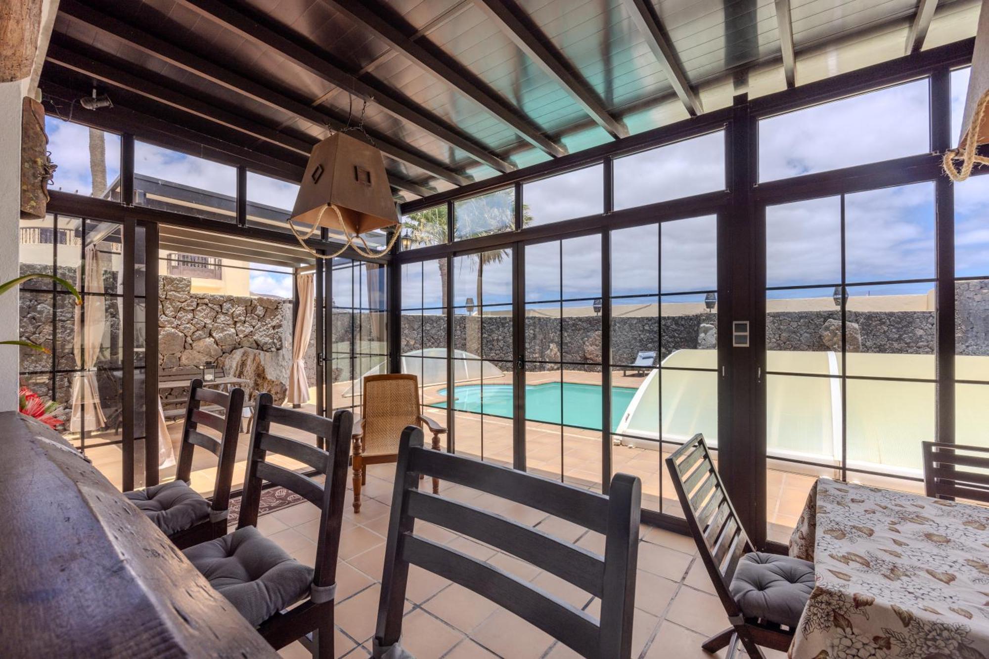 Luxury Canarian With Large Pool In Costa Teguise Apartment *
