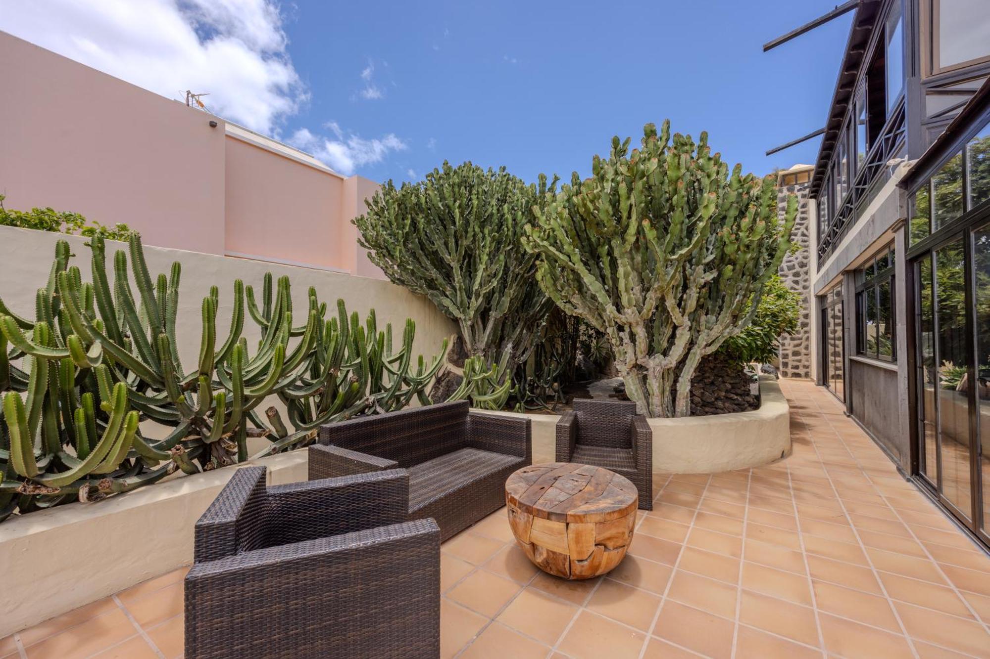 Luxury Canarian With Large Pool In Costa Teguise *