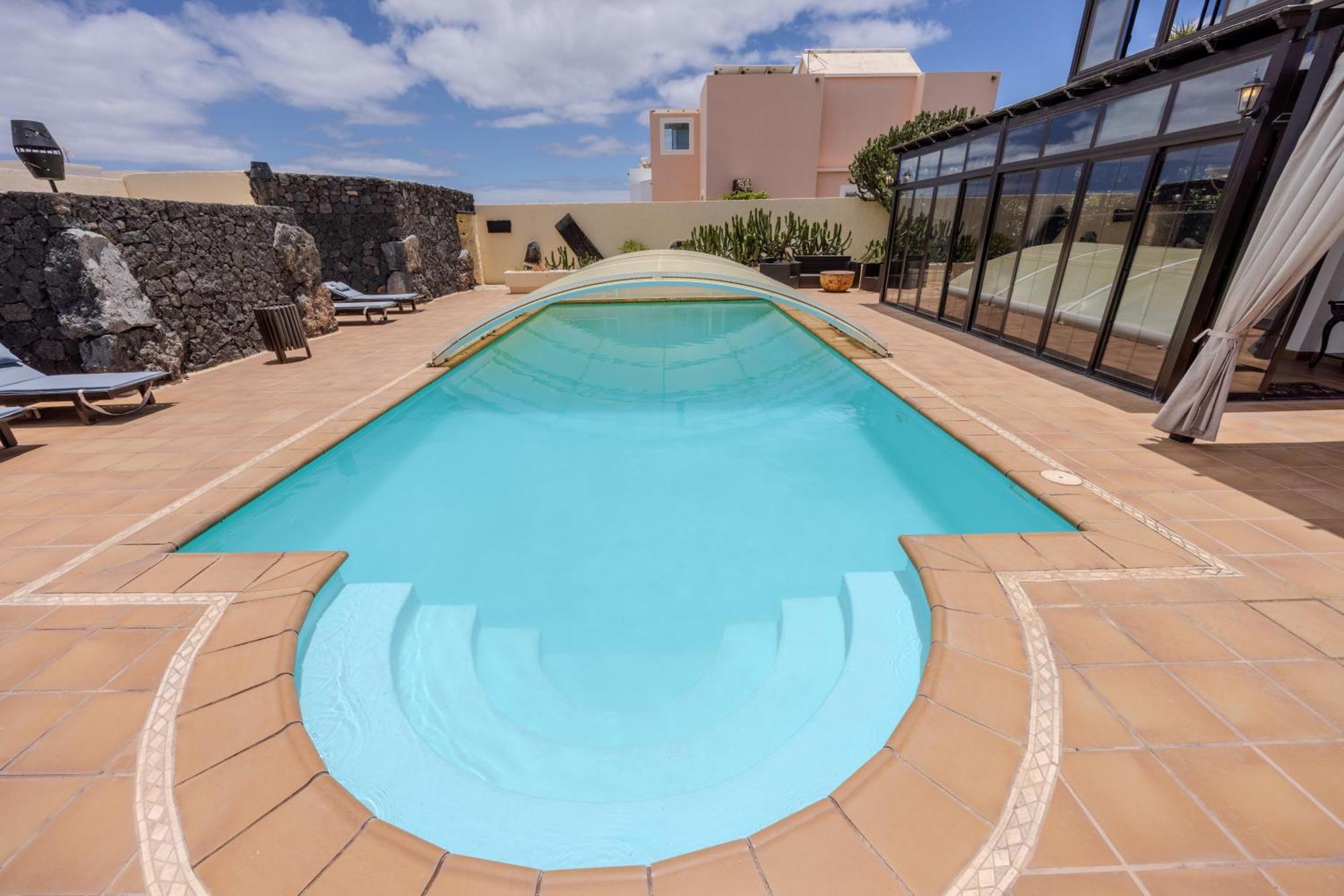 Luxury Canarian With Large Pool In Costa Teguise *