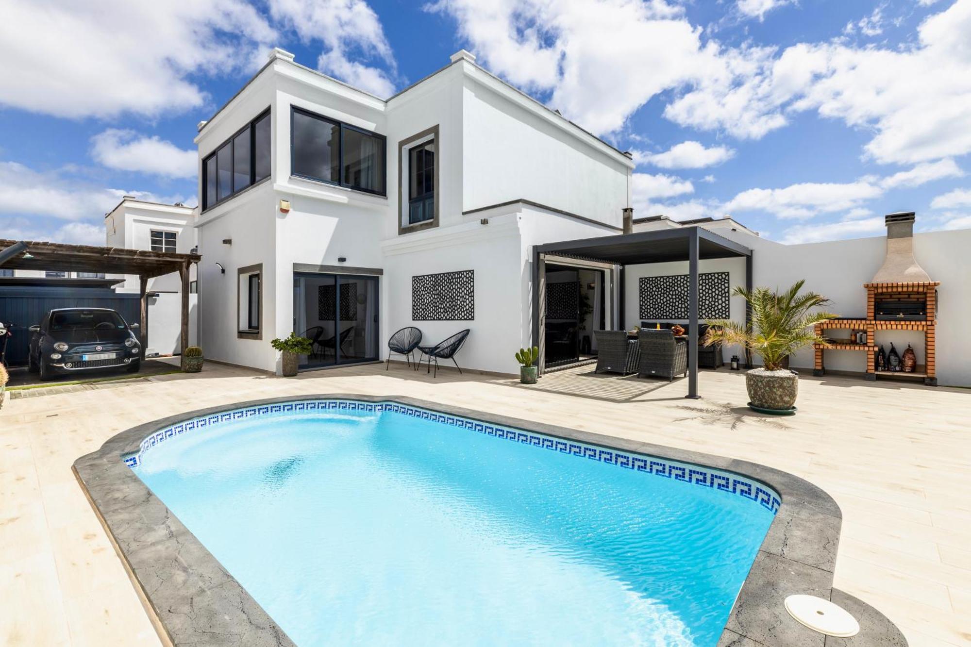 - Heated Pool, Aircon Villa Playa Blanca (Lanzarote)