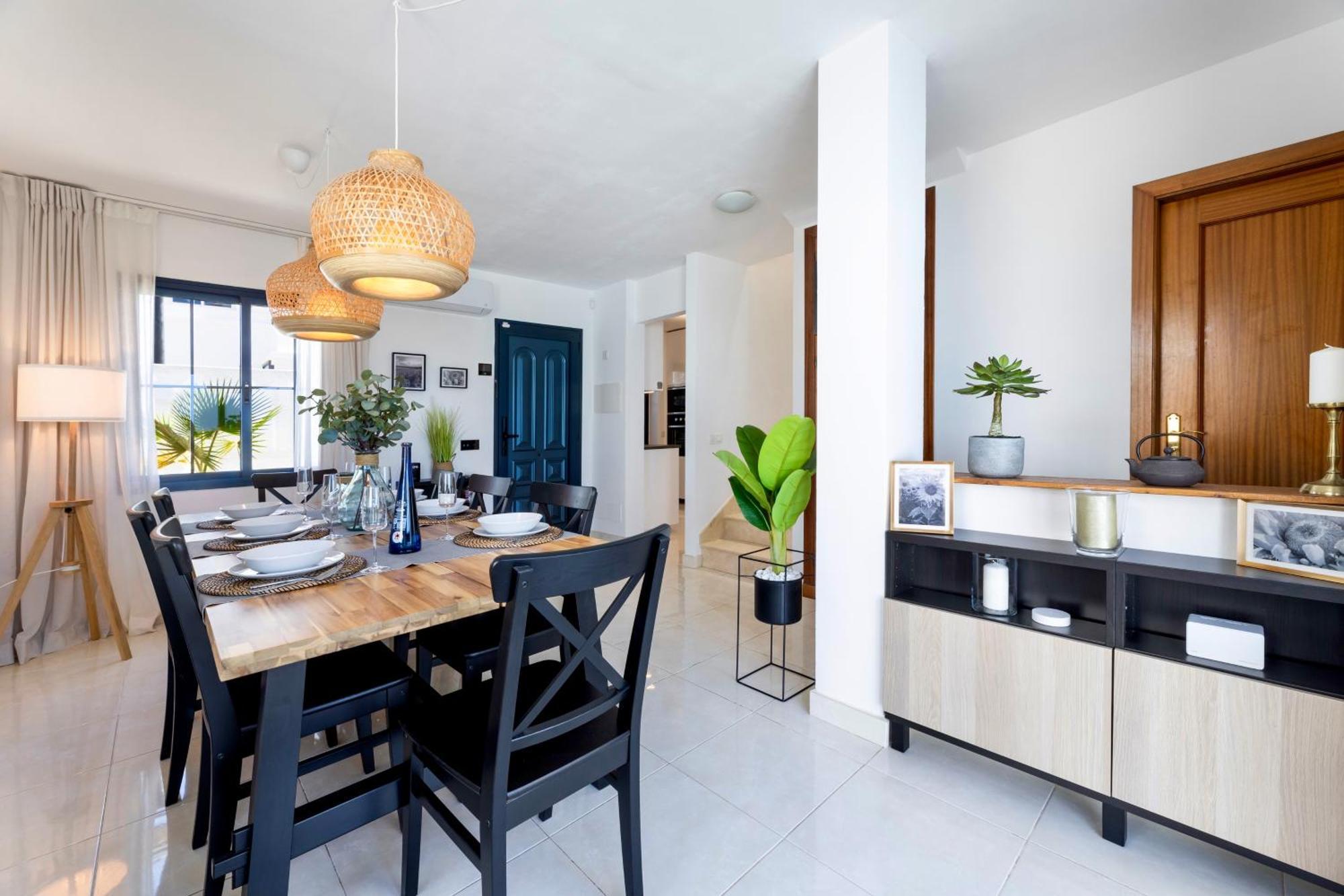 - Heated Pool, Aircon Villa *