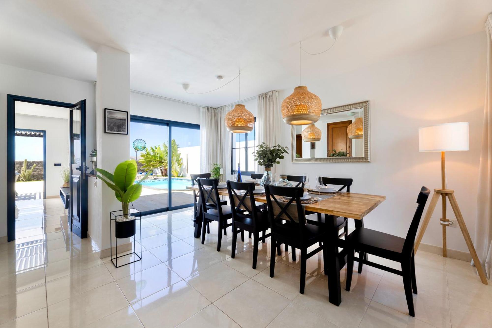 - Heated Pool, Aircon Playa Blanca (Lanzarote)