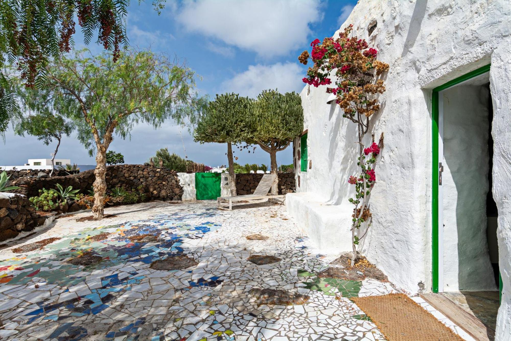 Bohemian Art House - 2br In Yaiza & Garden Holiday home *