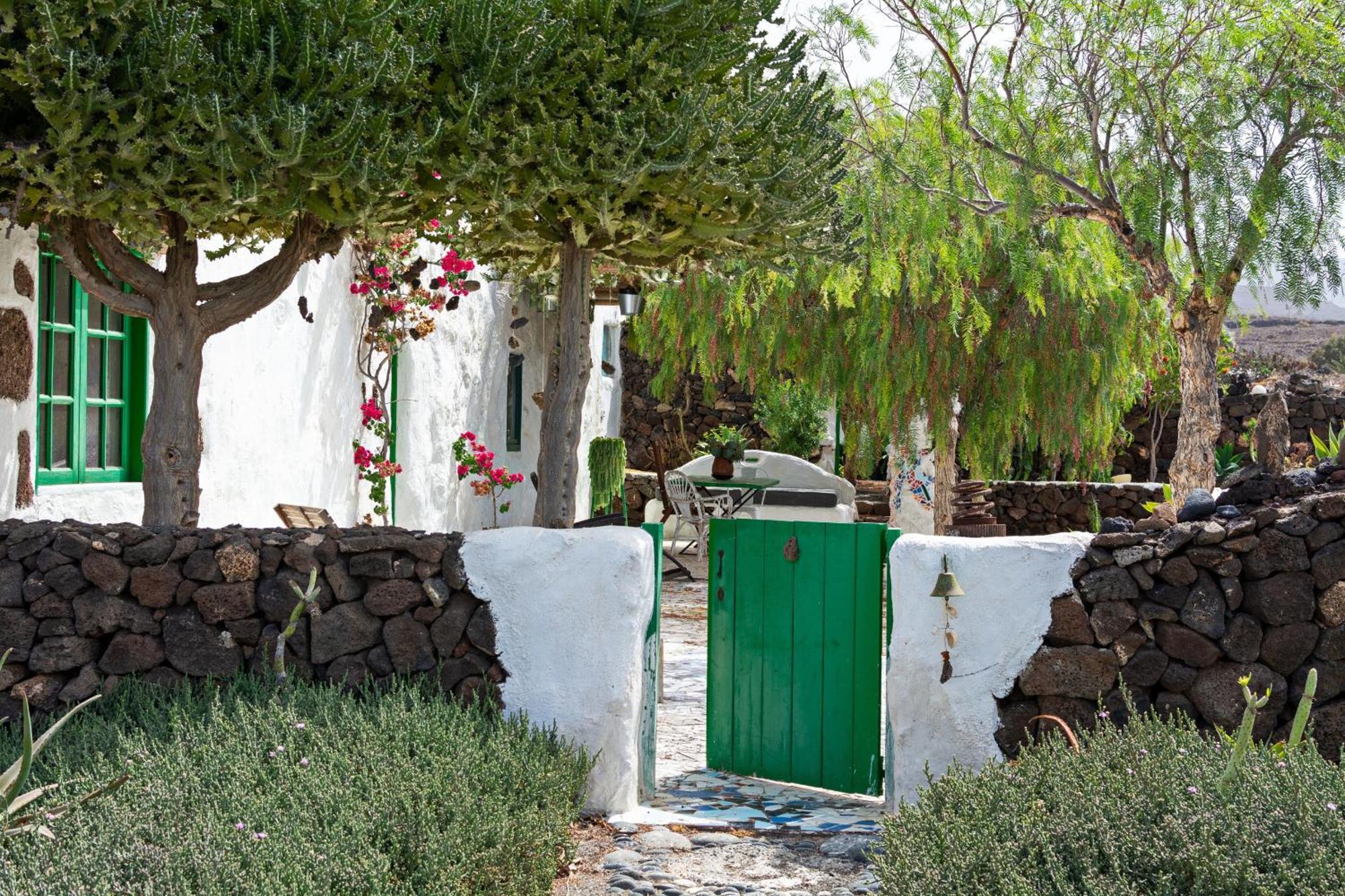 Bohemian Art House - 2br In Yaiza & Garden *