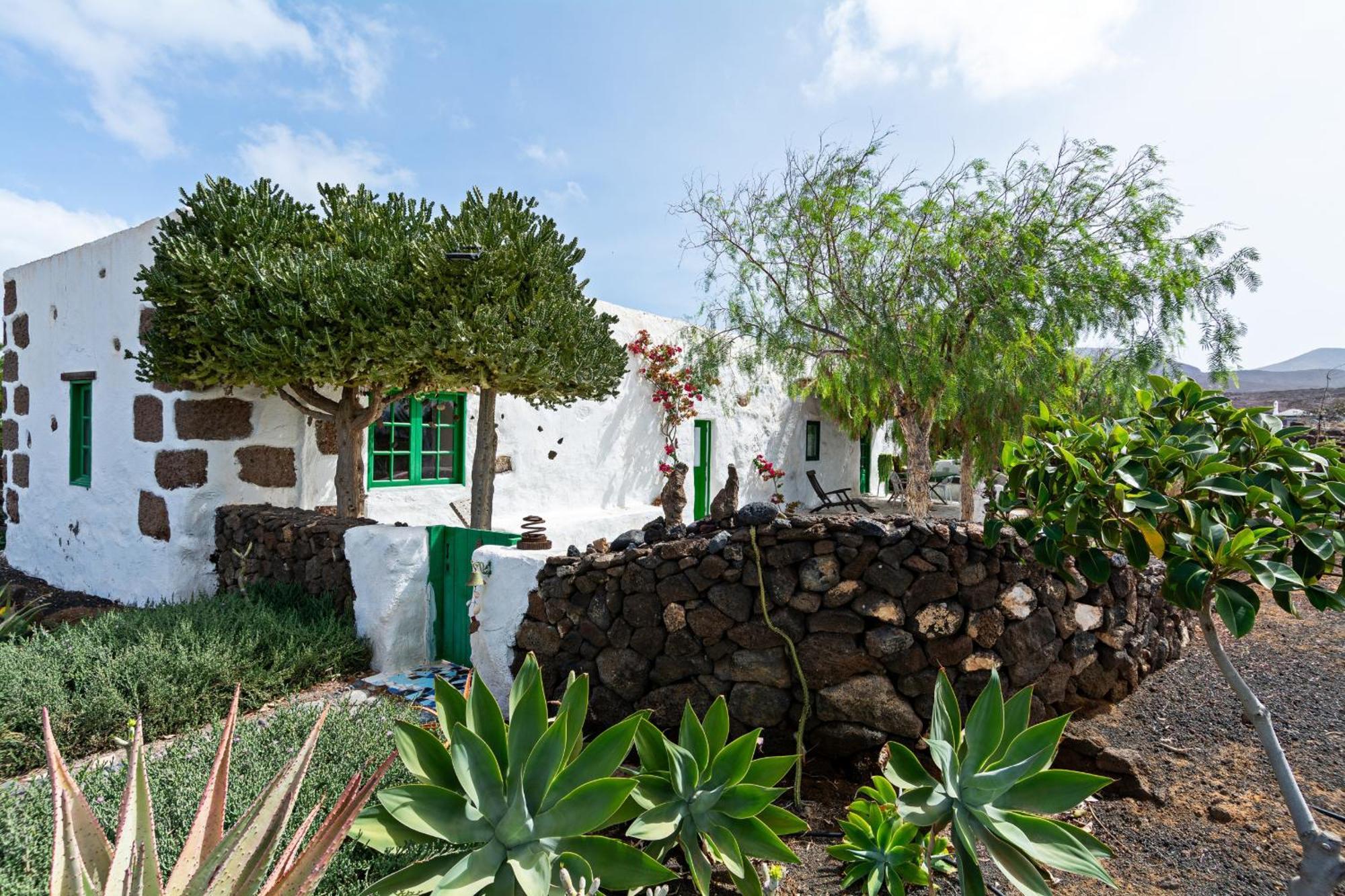 Bohemian Art House - 2br In Yaiza & Garden *